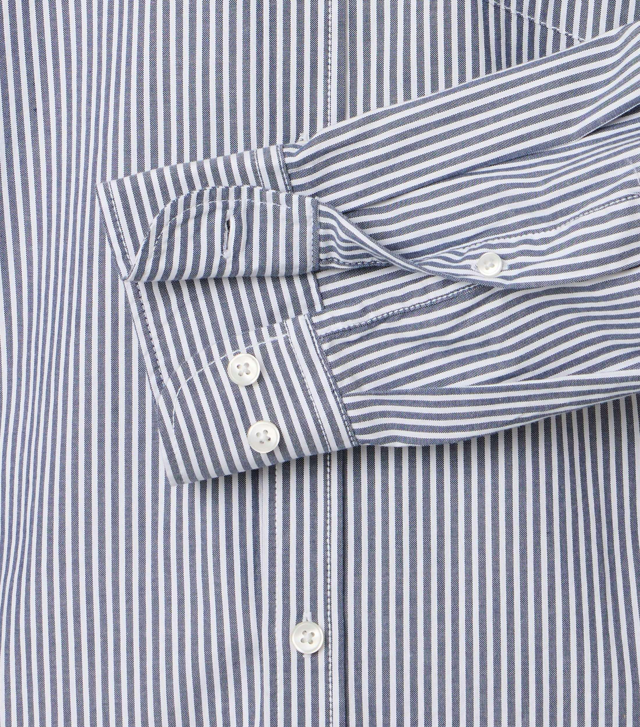 Ein Freizeithemd im gestreift Muster in der Farbe Dunkelblau
