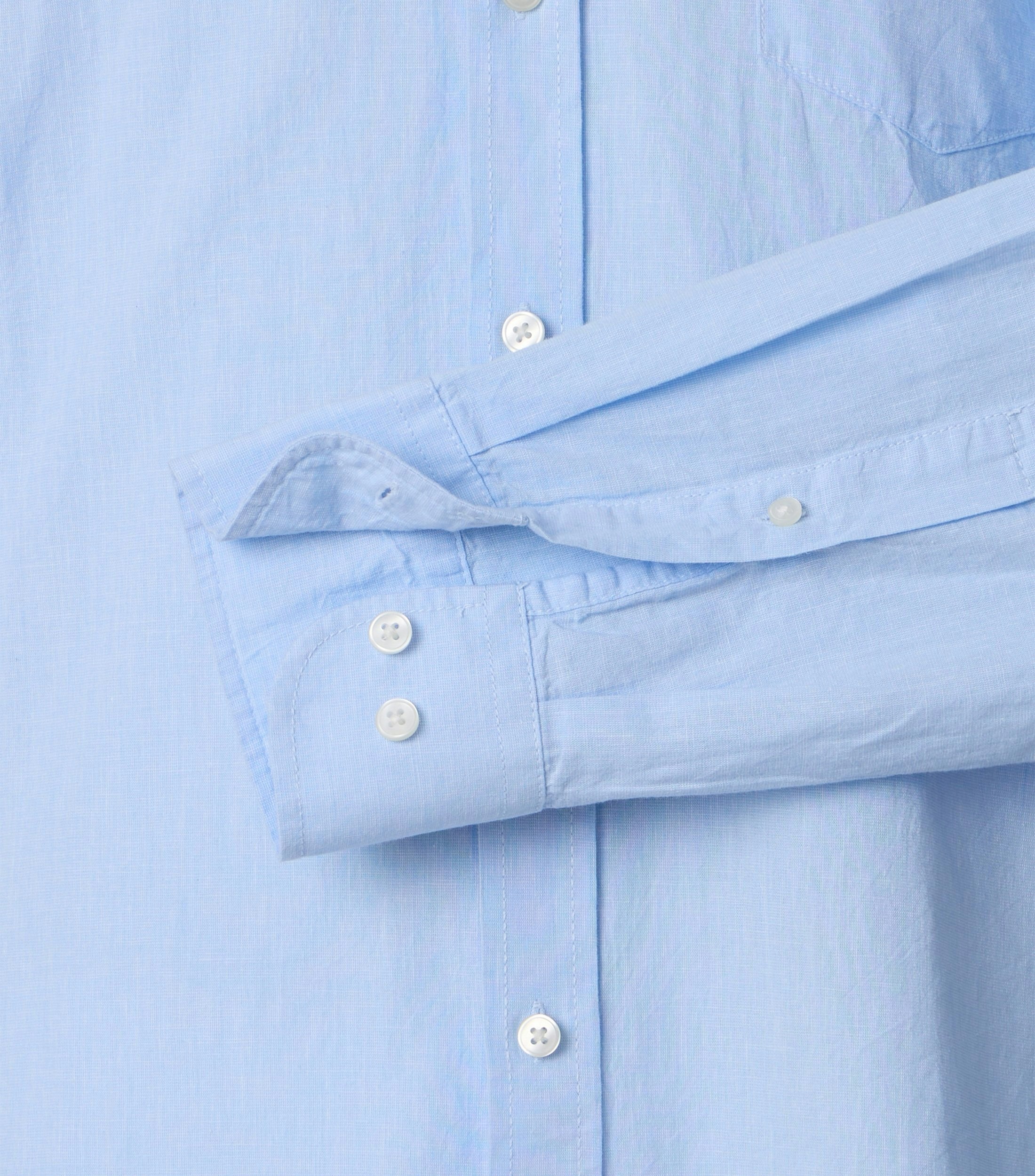 Ein Freizeithemd im uni Muster in der Farbe Blau