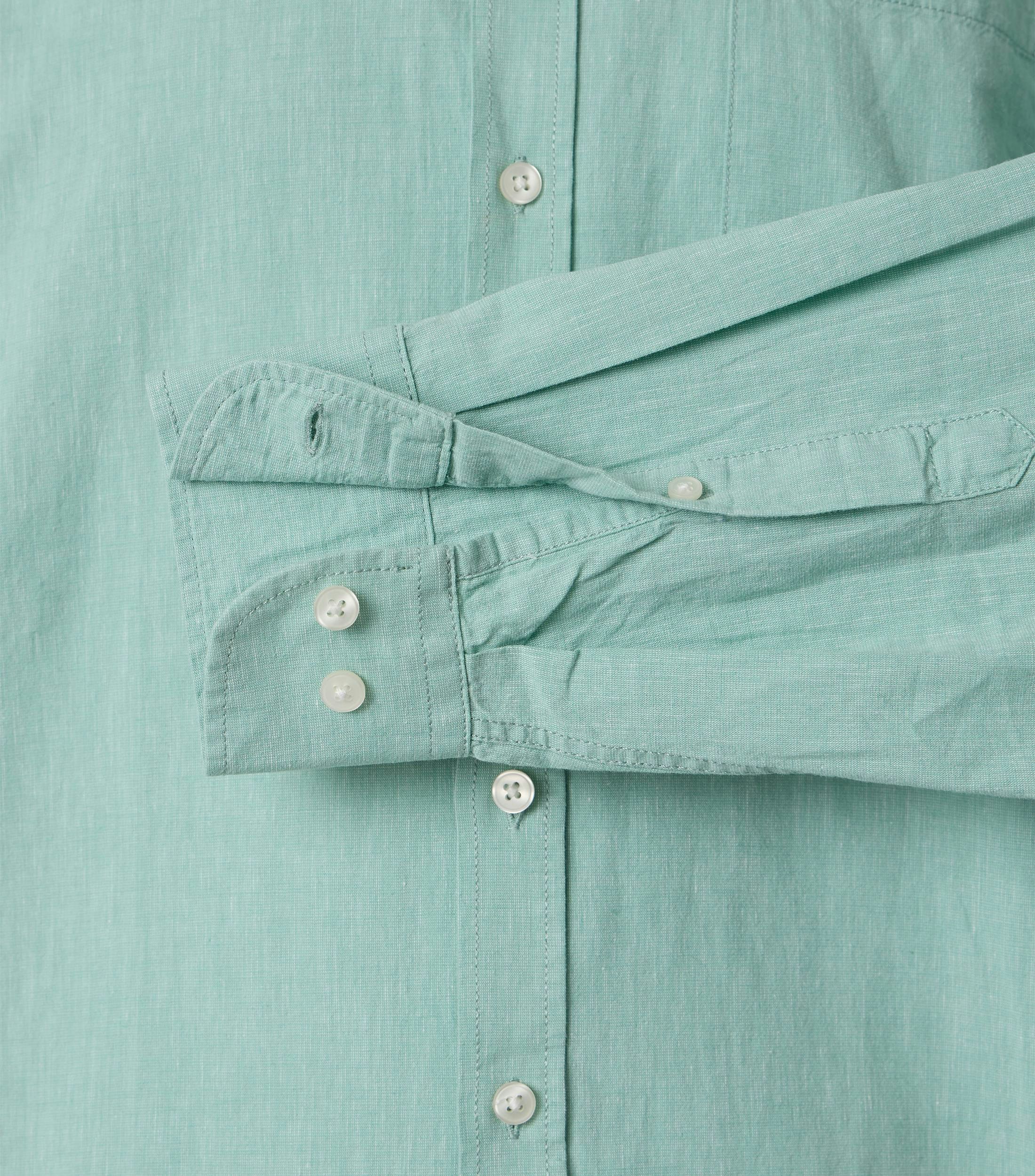 Ein Freizeithemd im uni Muster in der Farbe Grün