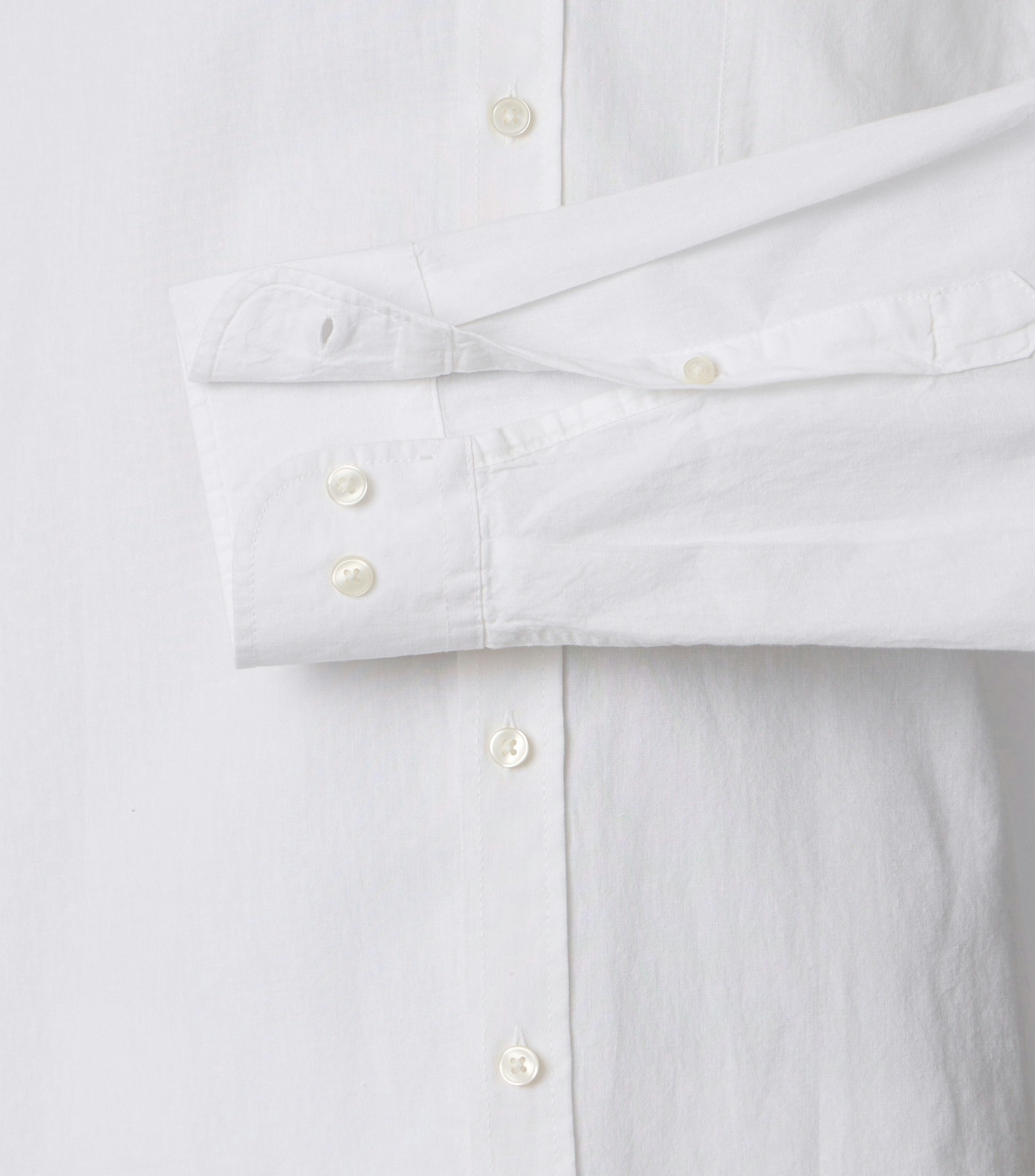 Ein Freizeithemd im uni Muster in der Farbe Weiß