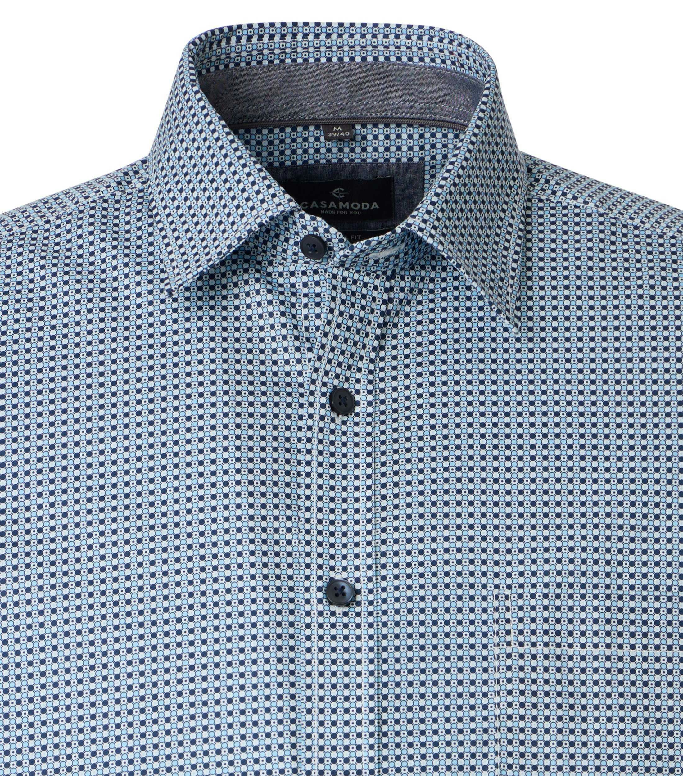 Ein Freizeithemd im Print Muster in der Farbe Blau