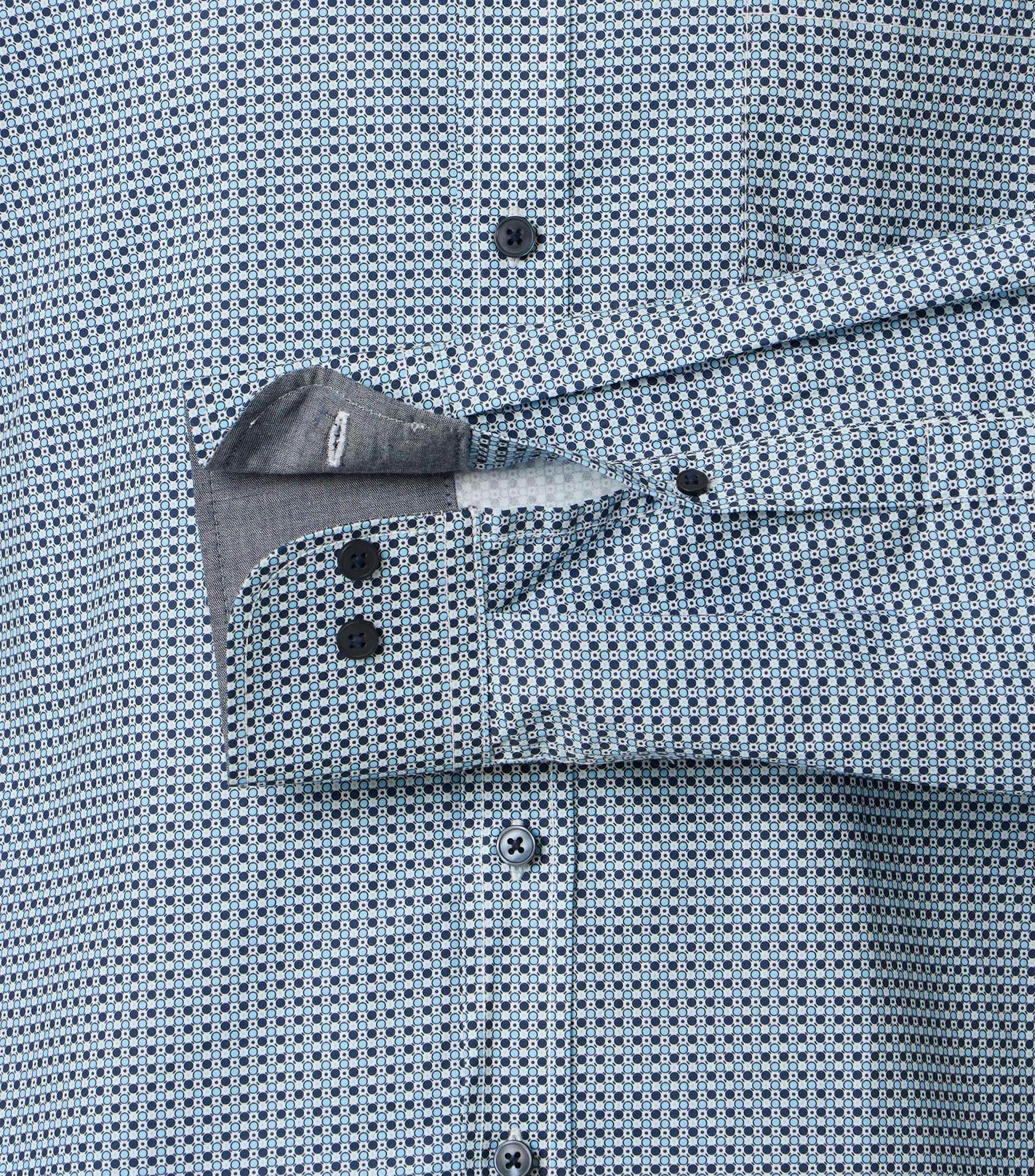 Ein Freizeithemd im Print Muster in der Farbe Blau