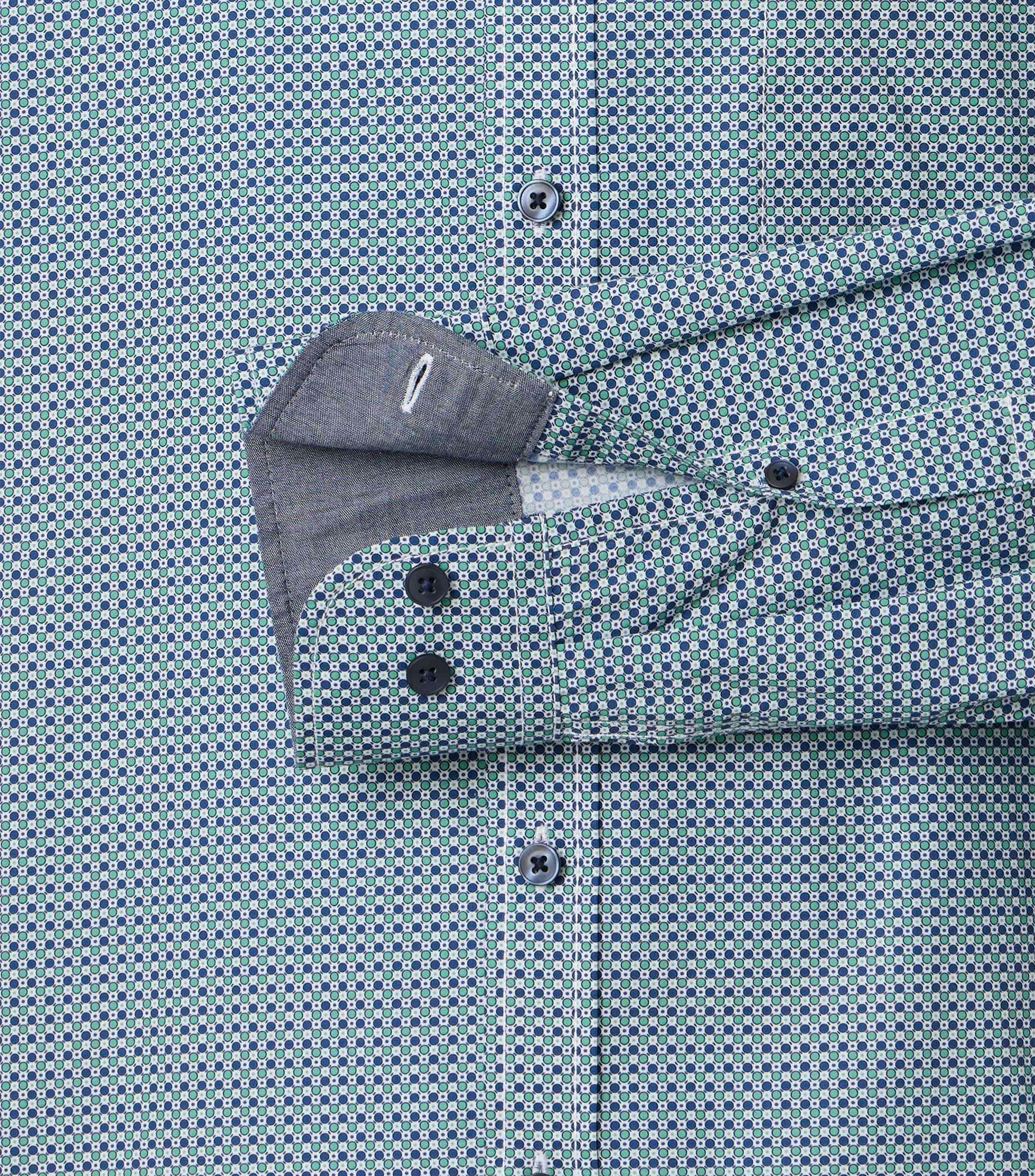 Ein Freizeithemd im Print Muster in der Farbe Grün