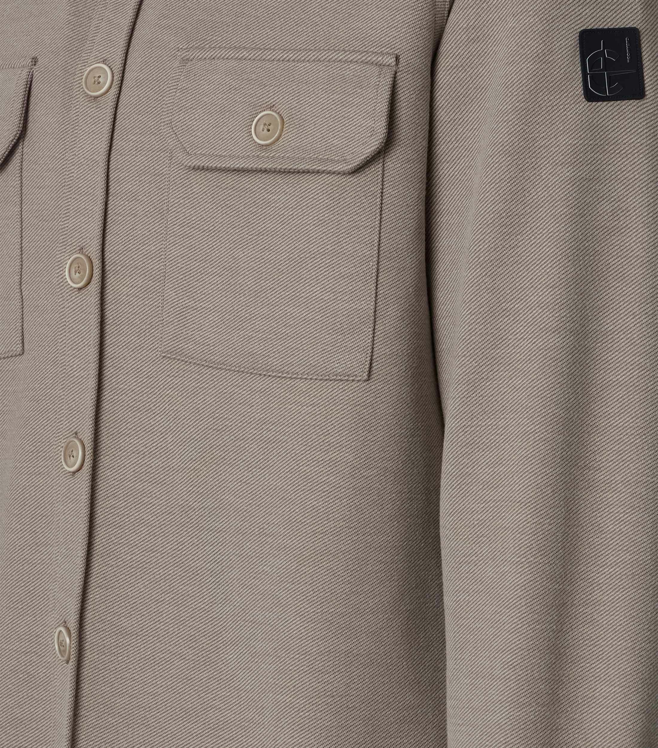 Ein Freizeithemd im uni Muster in der Farbe Beige