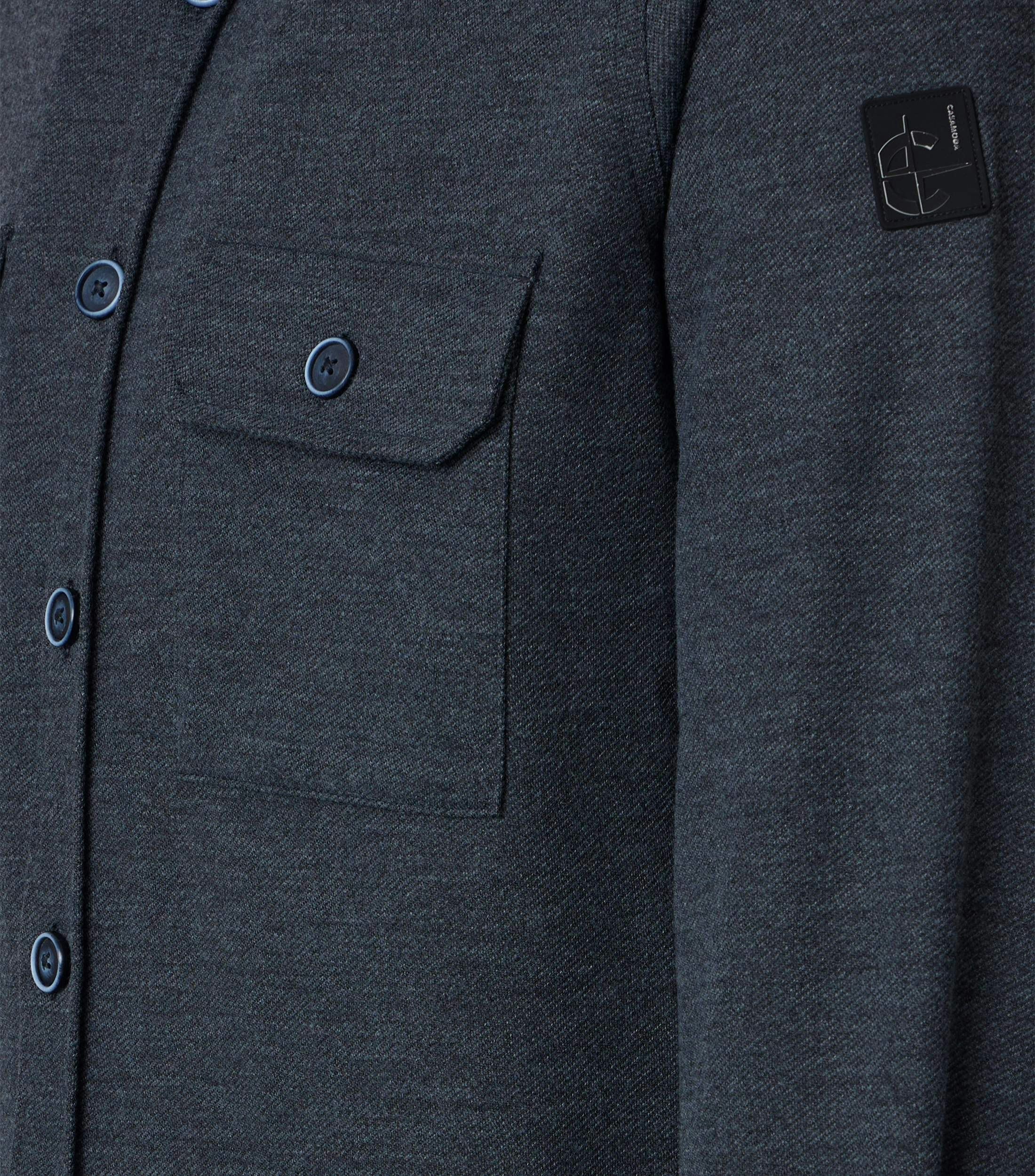 Ein Freizeithemd im uni Muster in der Farbe Dunkelblau