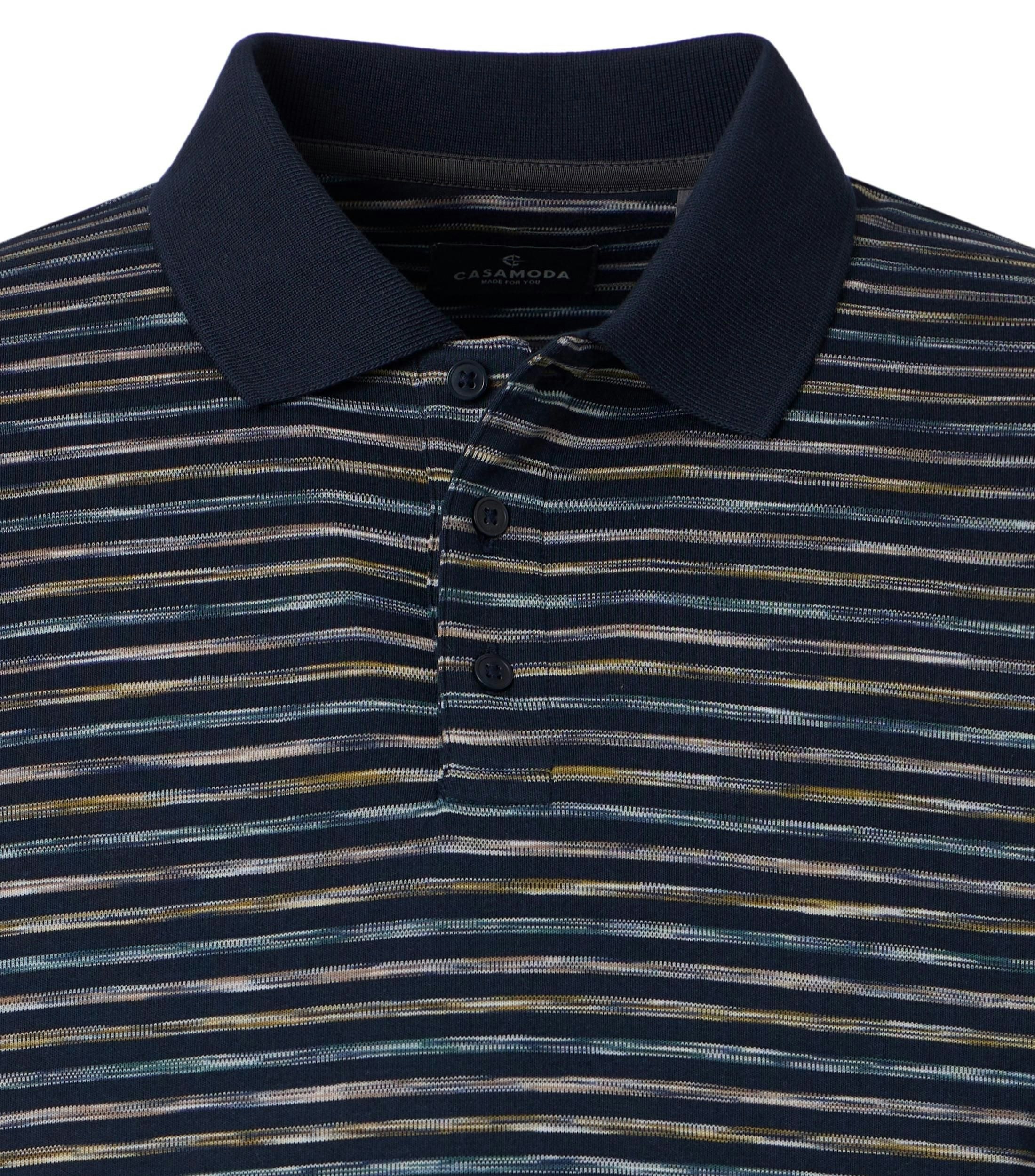 Ein Polo-Shirt im gestreift Muster in der Farbe Dunkelblau