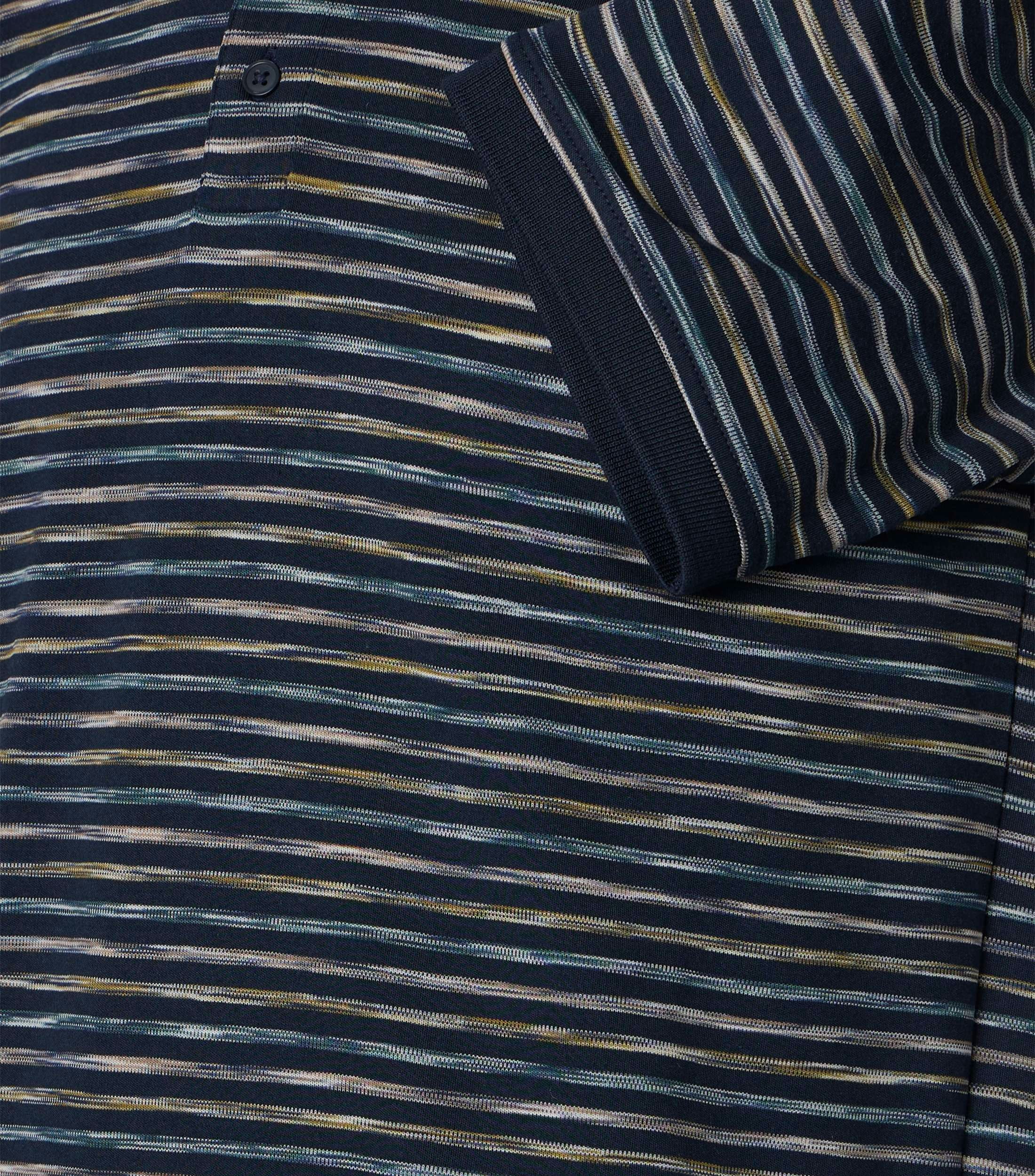 Ein Polo-Shirt im gestreift Muster in der Farbe Dunkelblau