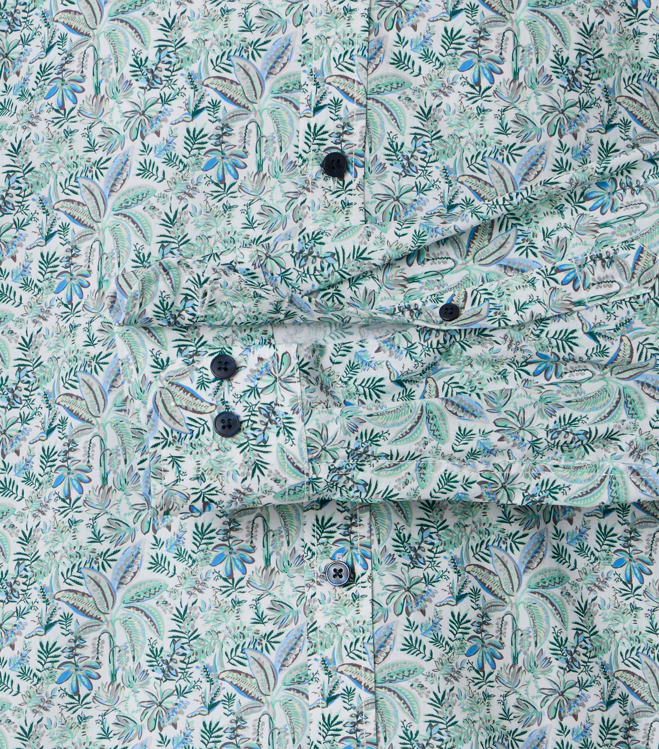 Ein Freizeithemd im Print Muster in der Farbe Grün