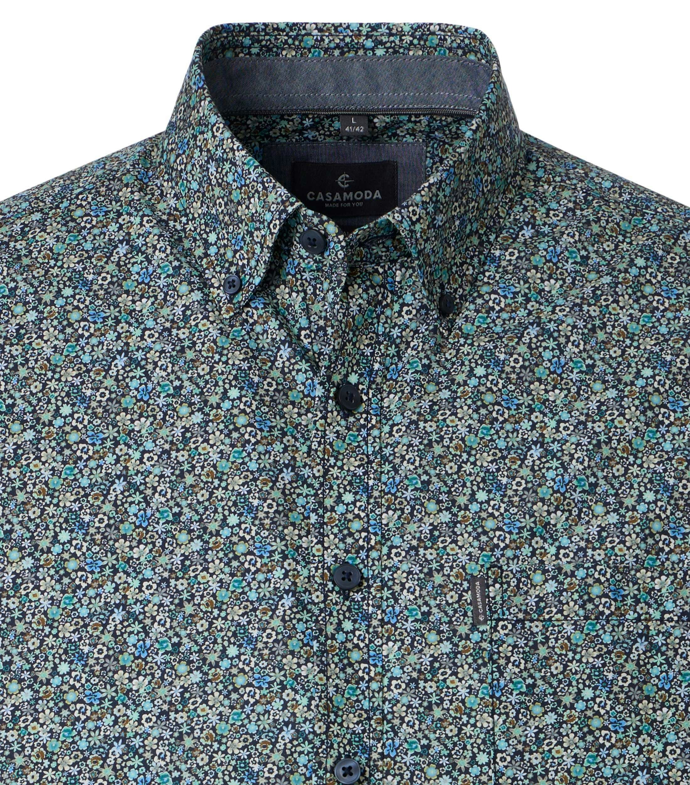 Ein Freizeithemd im Print Muster in der Farbe Blau