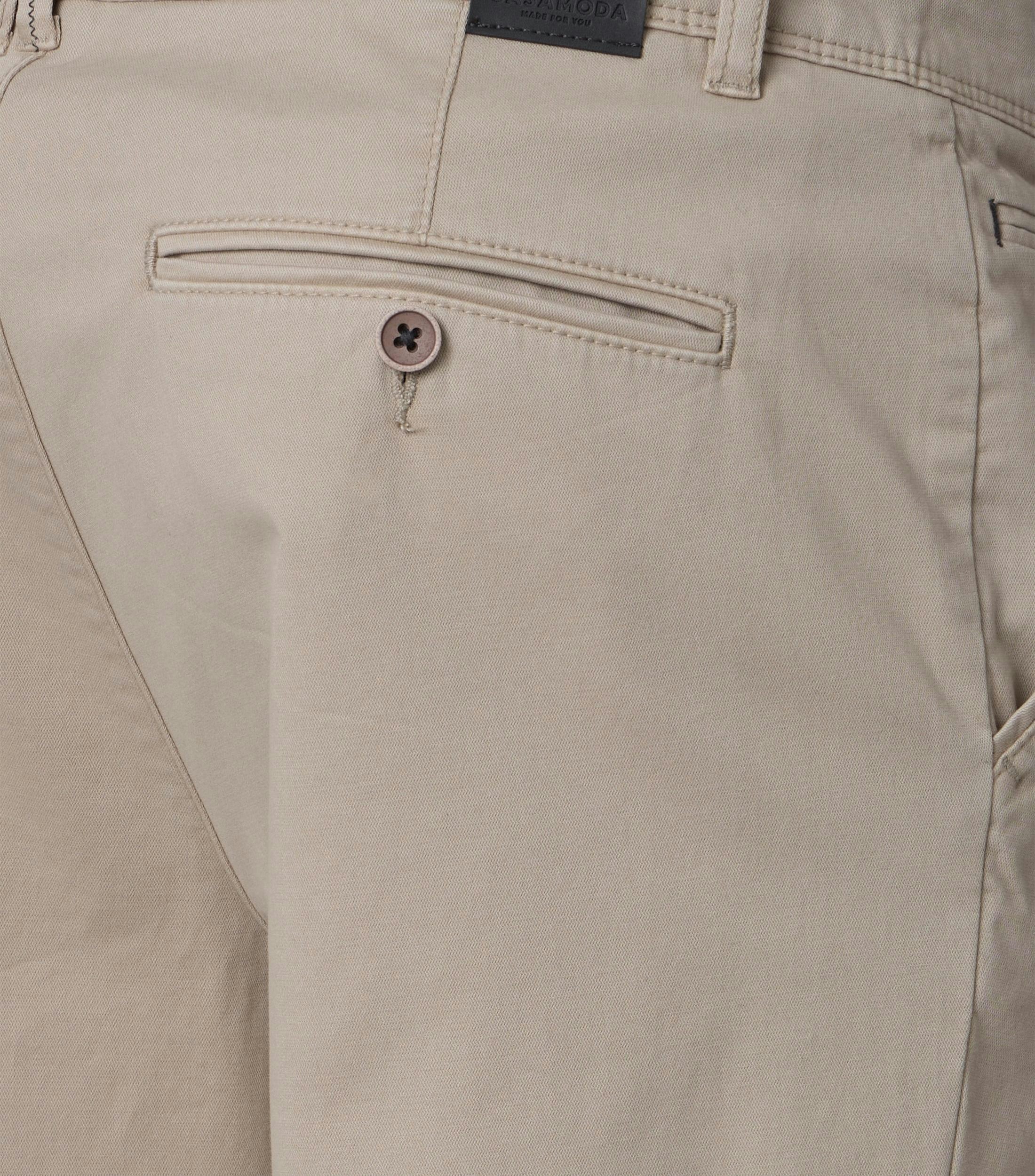 Eine Chino im uni Muster in der Farbe Champagner Beige