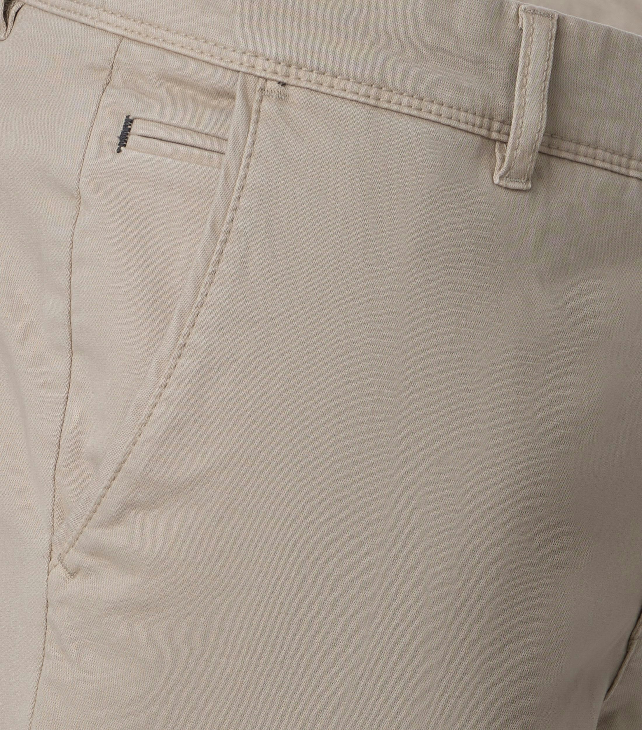 Eine Chino im uni Muster in der Farbe Champagner Beige