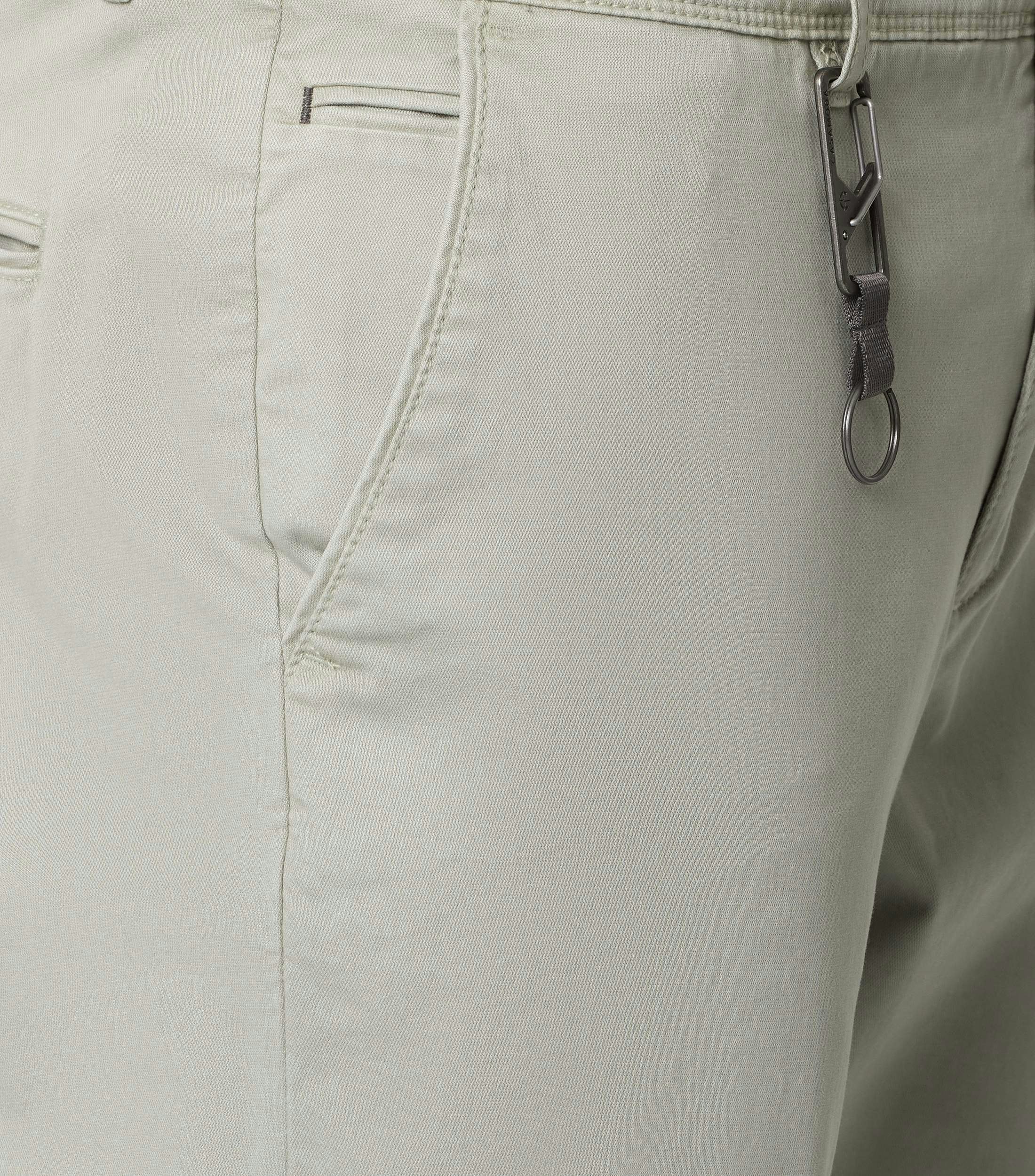 Eine Chino im uni Muster in der Farbe Hellgrün