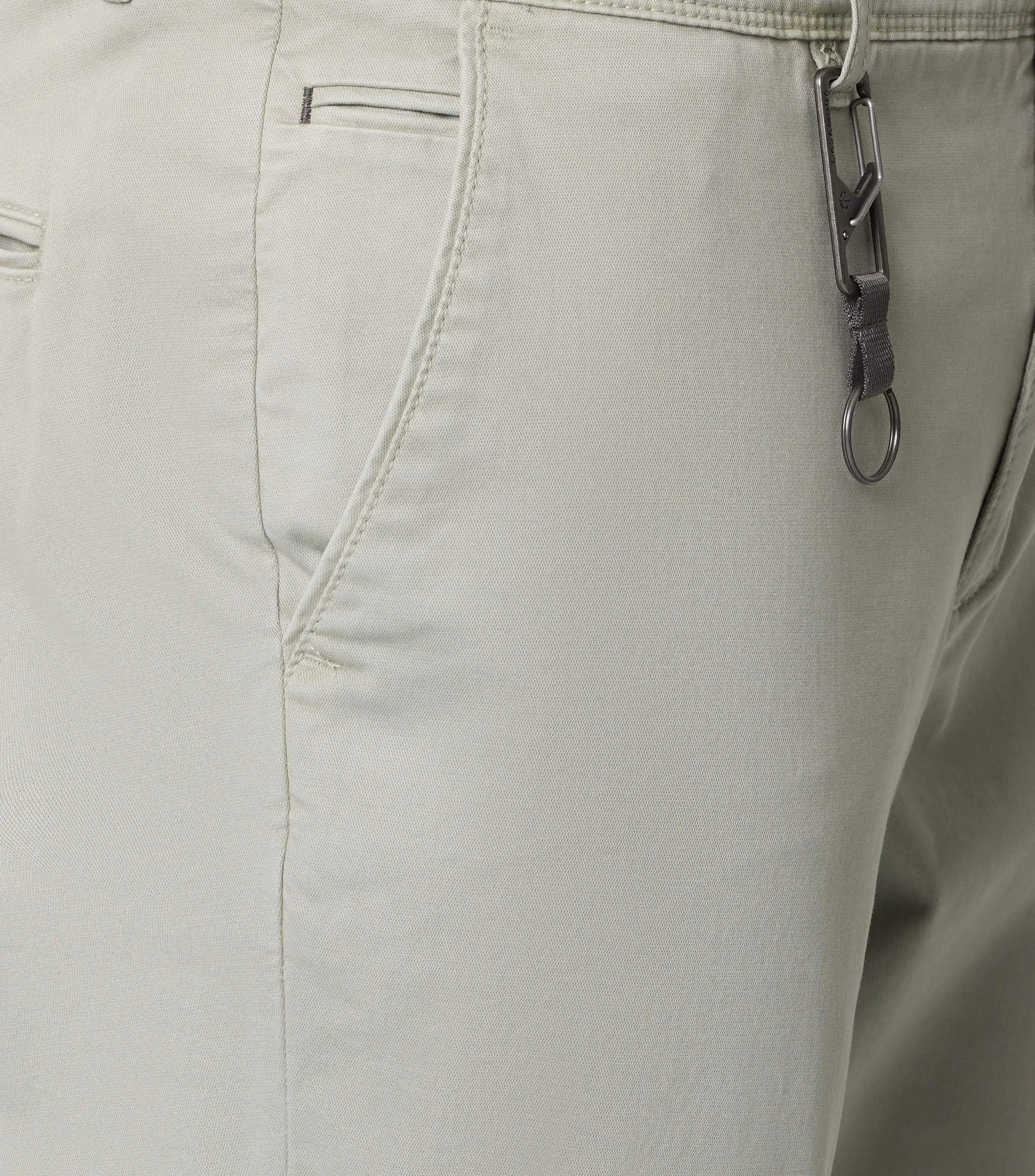 Chino im unifarbenen Design in der Farbe Hellgrün
