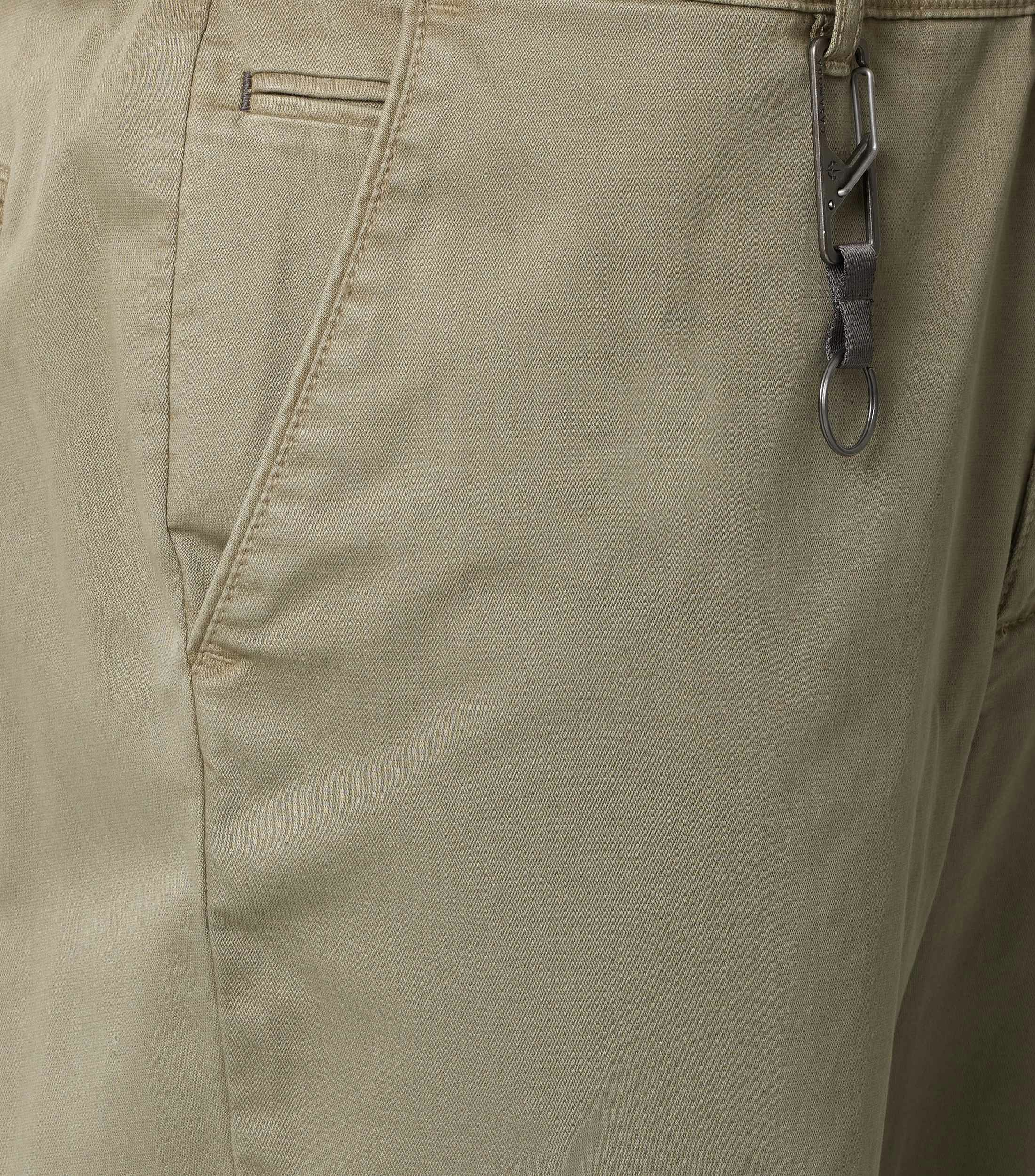 Eine Chino im uni Muster in der Farbe Grün