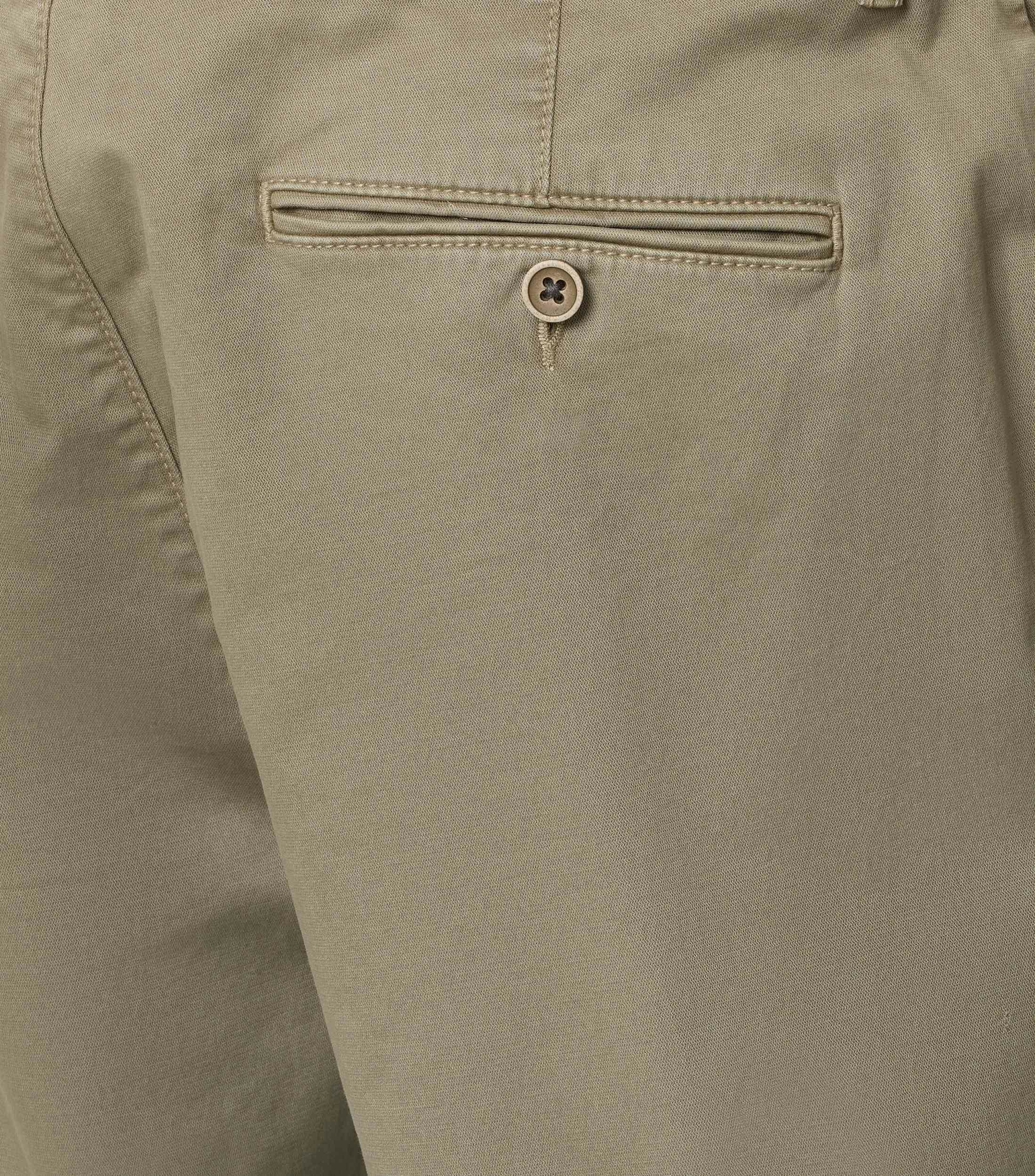 Eine Chino im uni Muster in der Farbe Grün