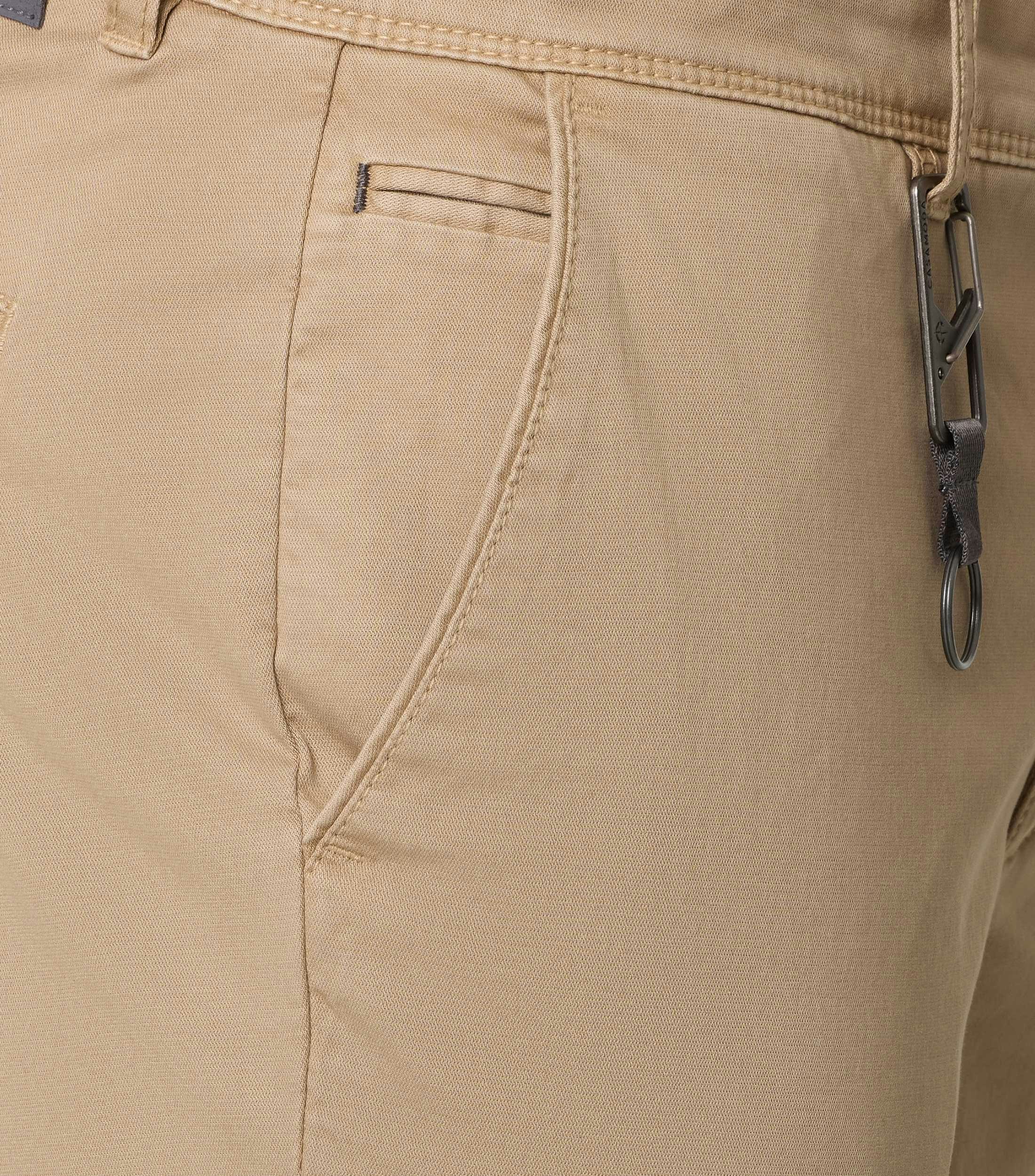 Eine Chino im uni Muster in der Farbe Beige