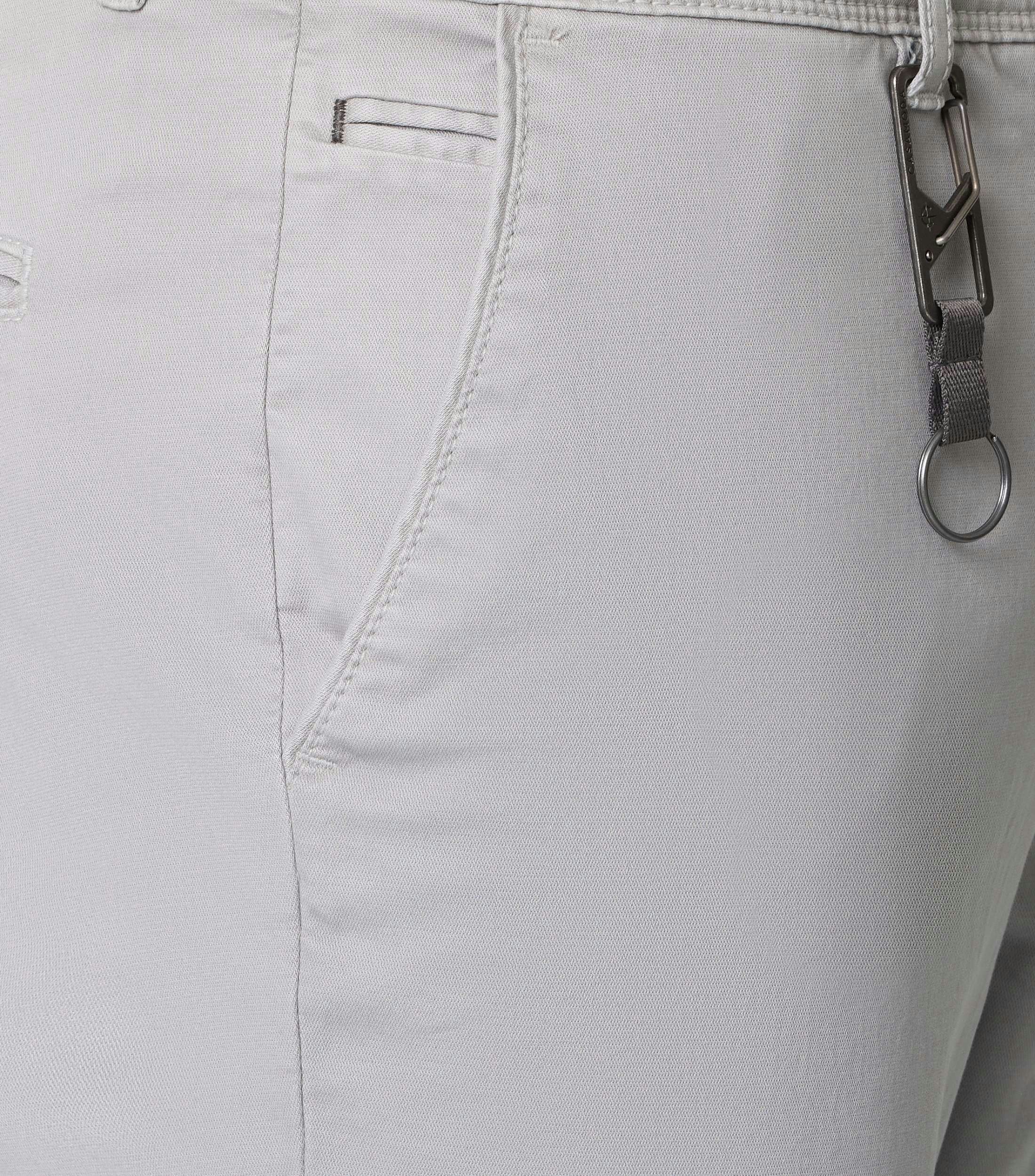 Eine Chino im uni Muster in der Farbe Hellgrau