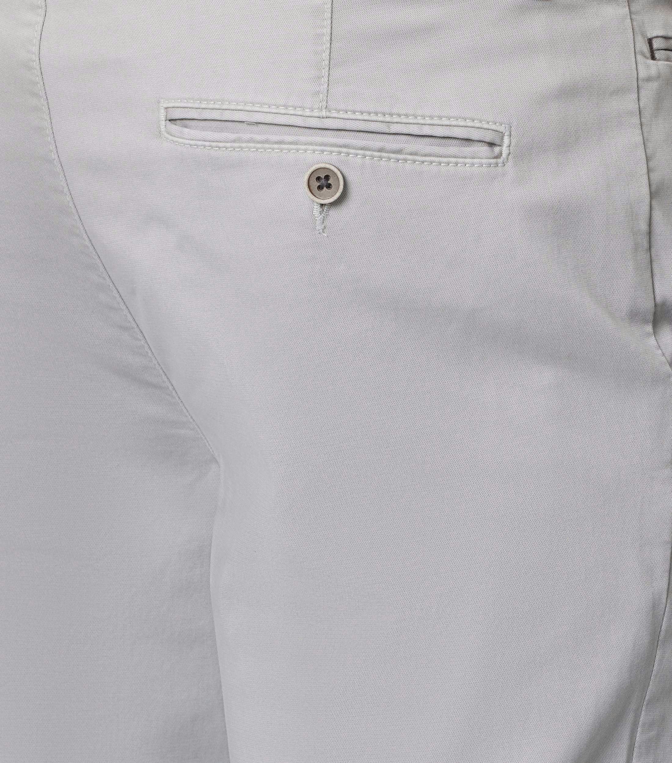 Eine Chino im uni Muster in der Farbe Hellgrau