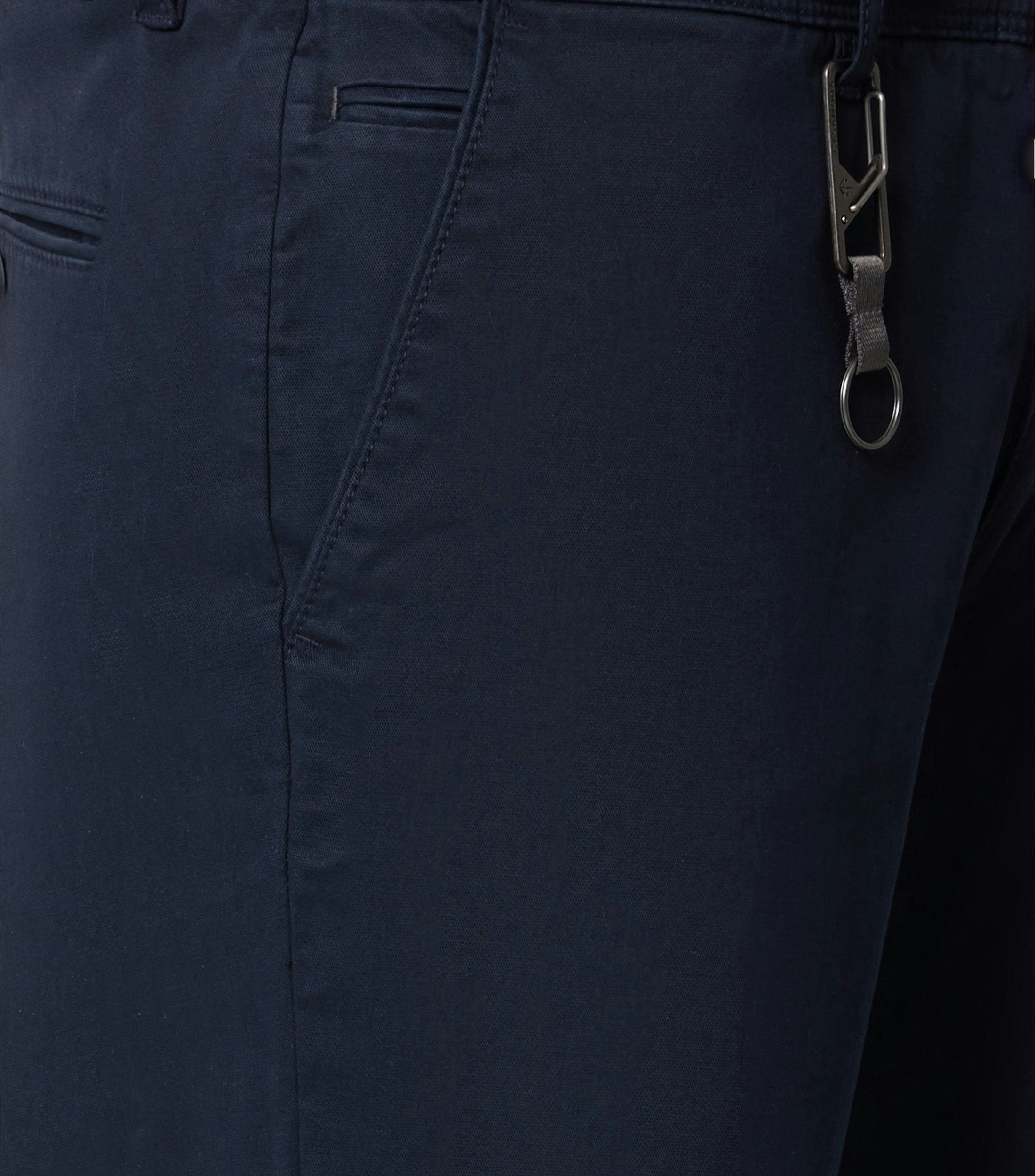 Eine Chino im uni Muster in der Farbe Dunkelblau