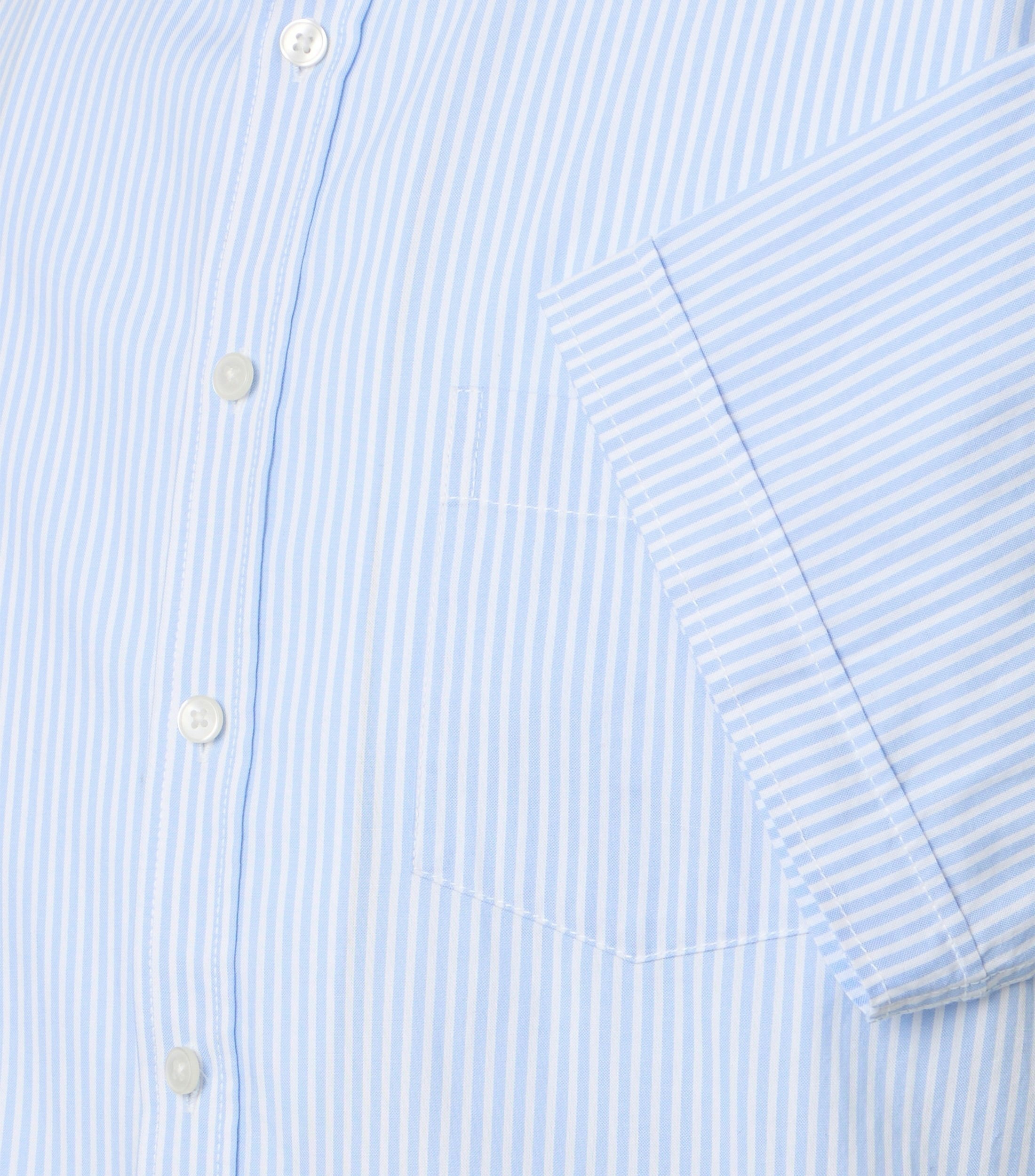 Ein Freizeithemd im gestreift Muster in der Farbe Hellblau