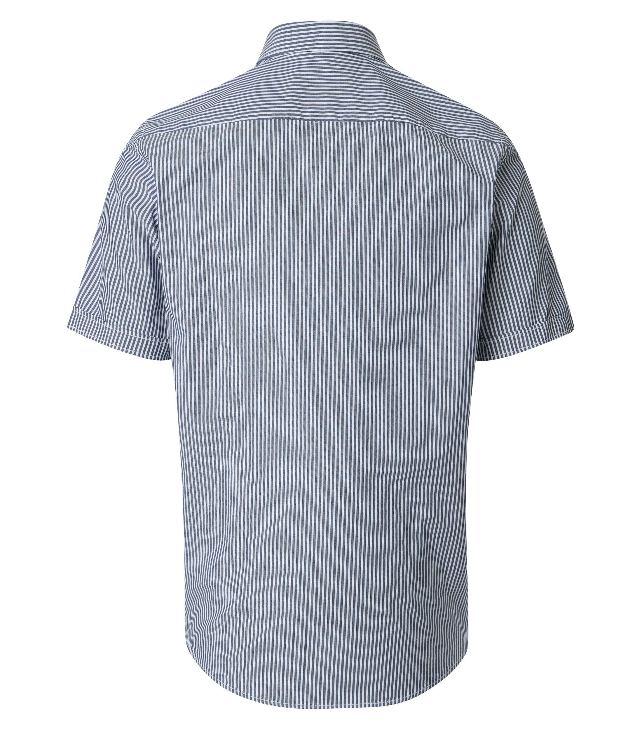 Ein Freizeithemd im gestreift Muster in der Farbe Blau