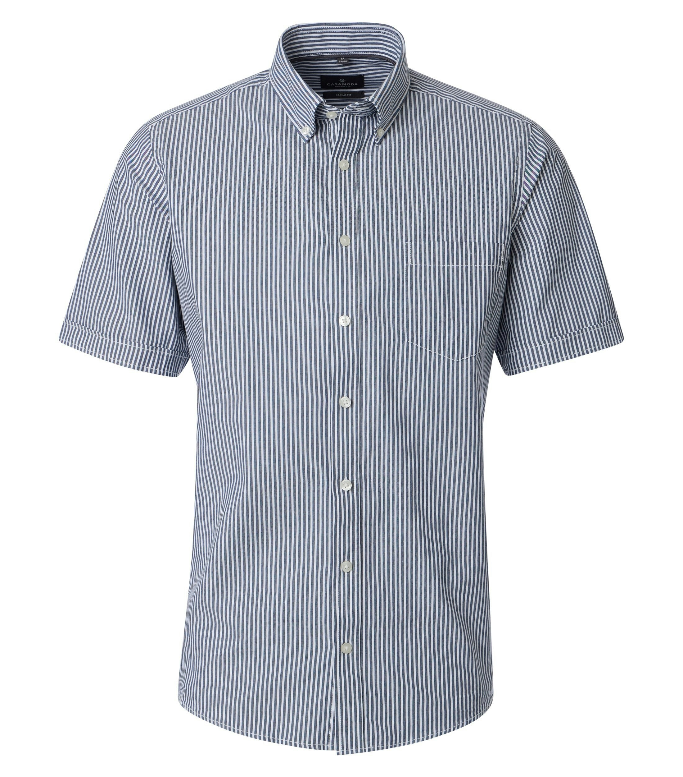 Ein Freizeithemd im gestreift Muster in der Farbe Blau