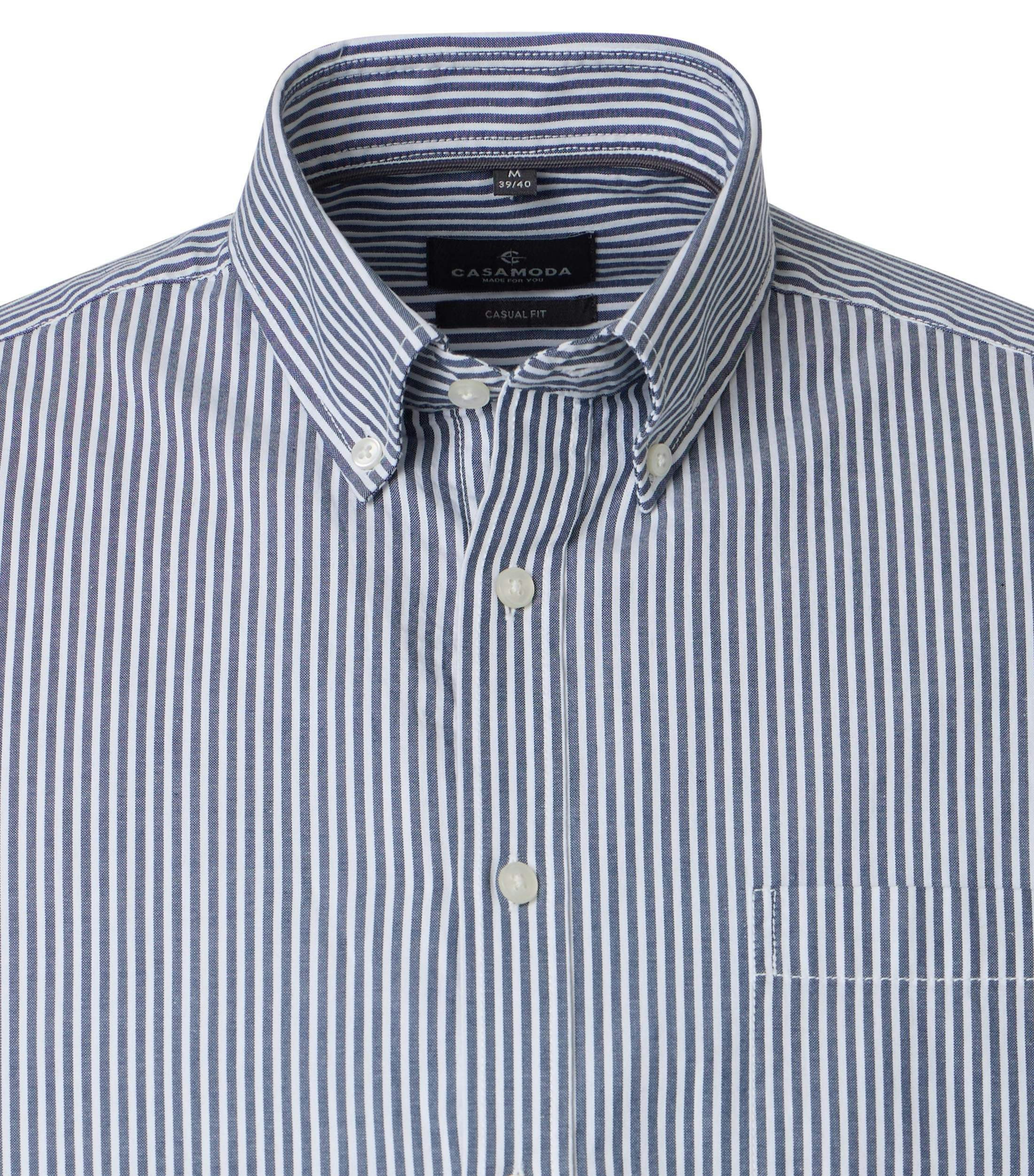 Ein Freizeithemd im gestreift Muster in der Farbe Blau