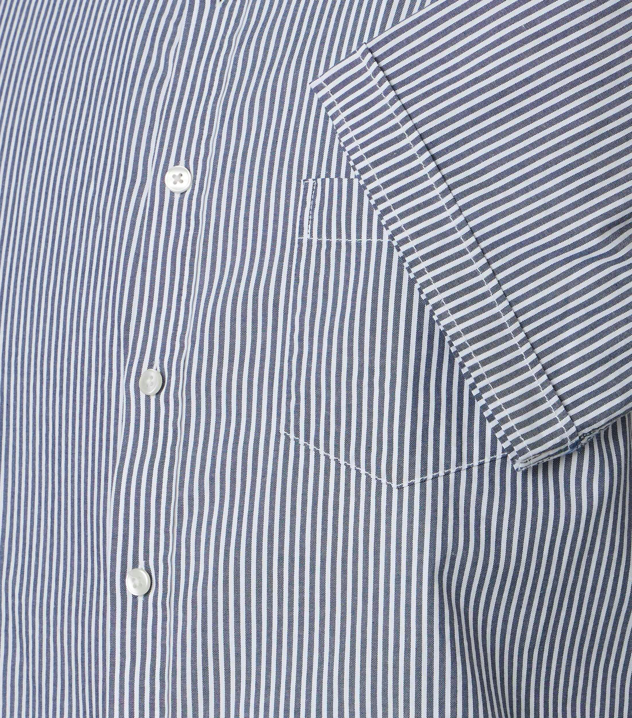 Ein Freizeithemd im gestreift Muster in der Farbe Blau