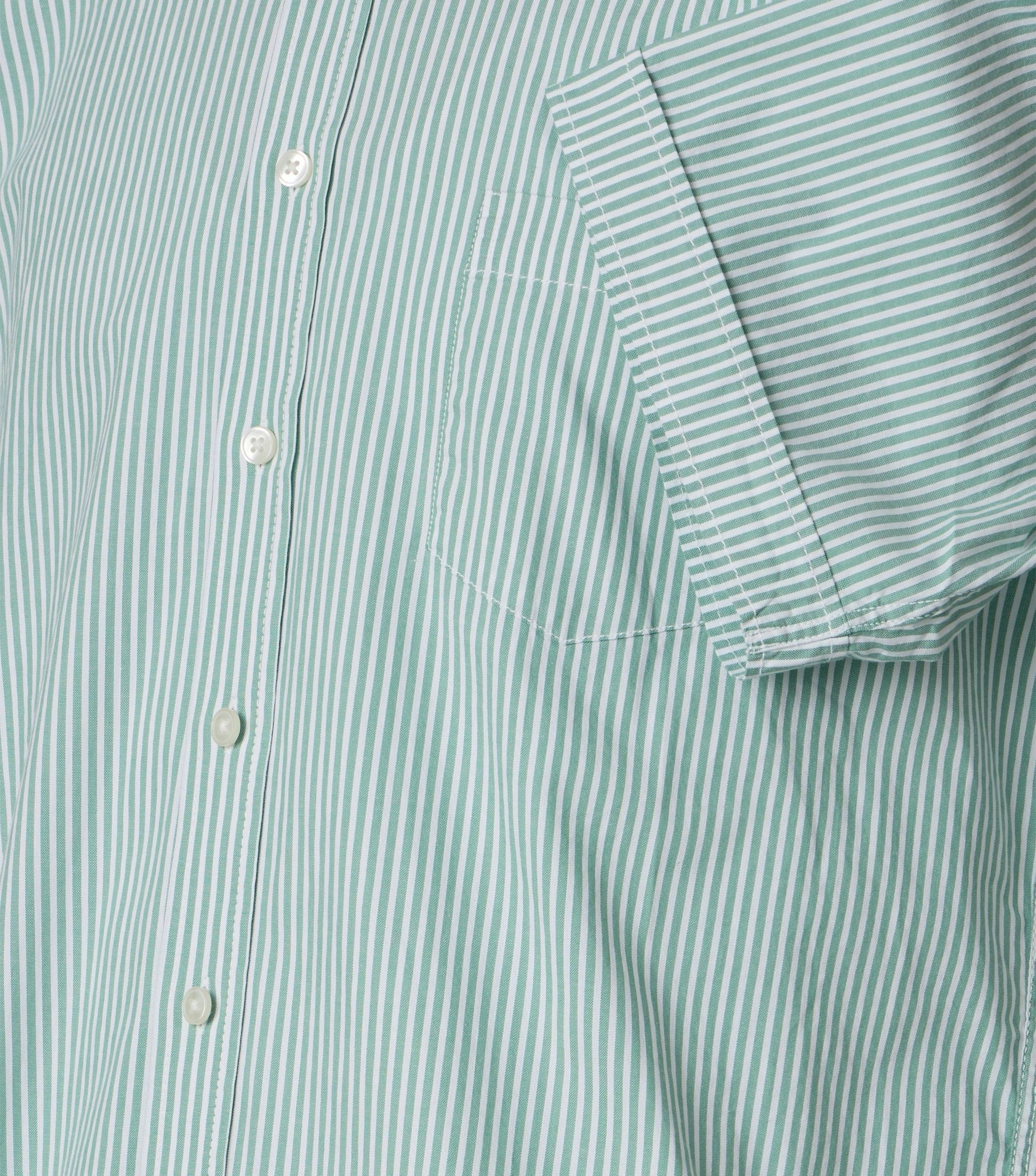Ein Freizeithemd im gestreift Muster in der Farbe Grün