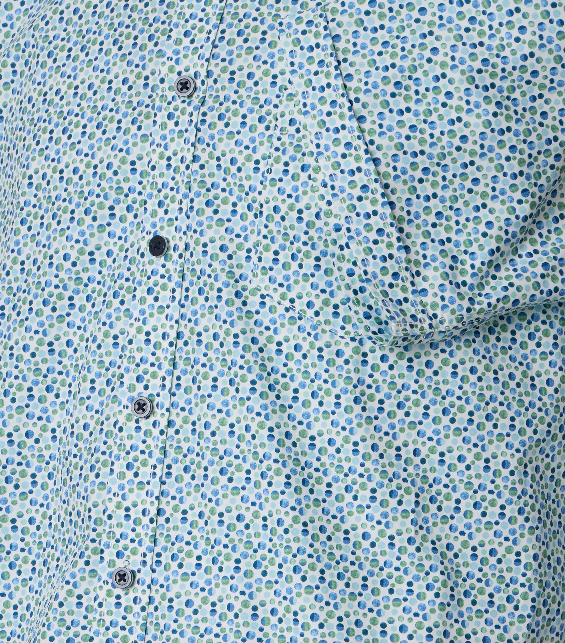 Ein Freizeithemd im Print Muster in der Farbe Grün