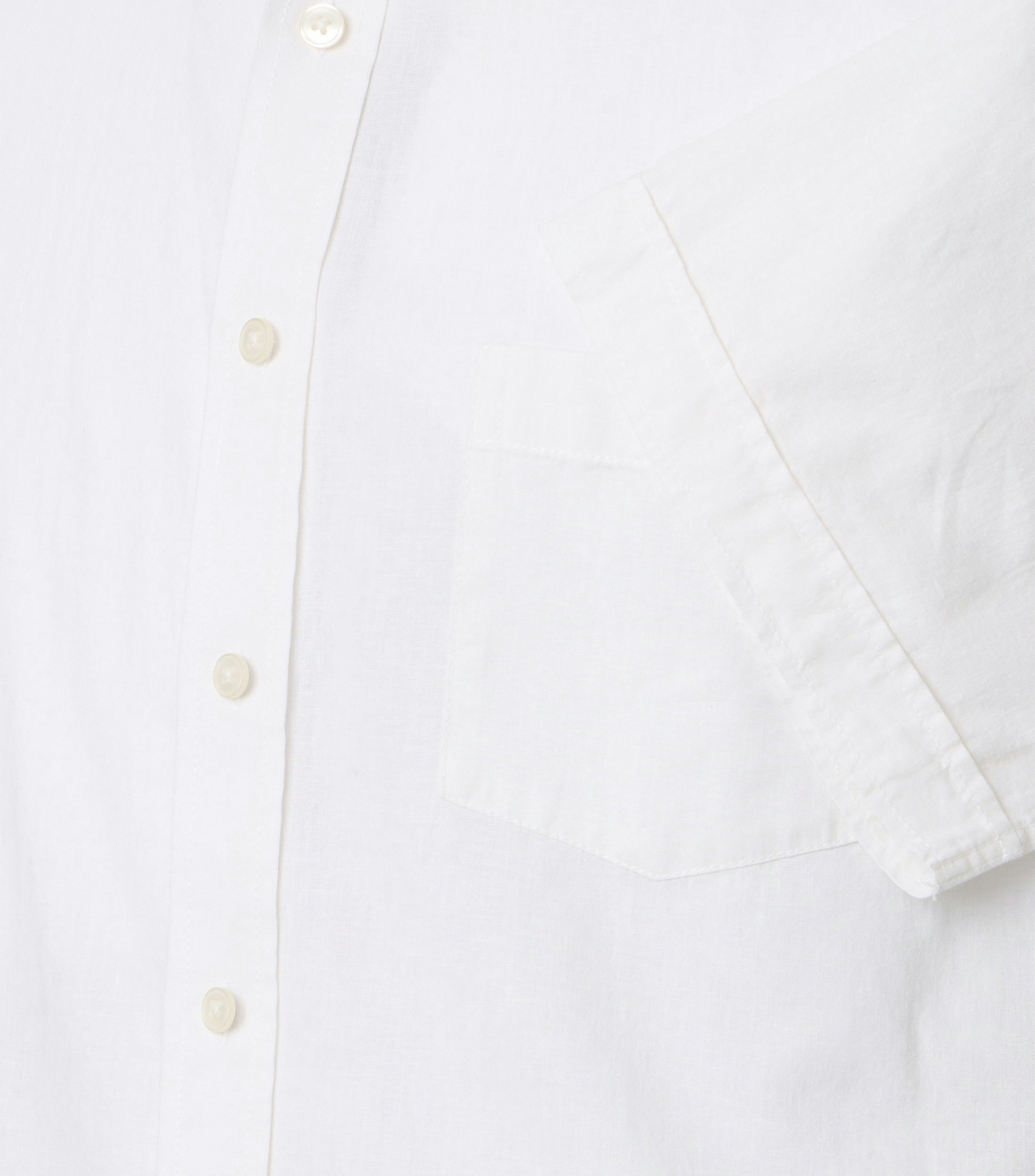 Ein Freizeithemd im uni Muster in der Farbe Weiß