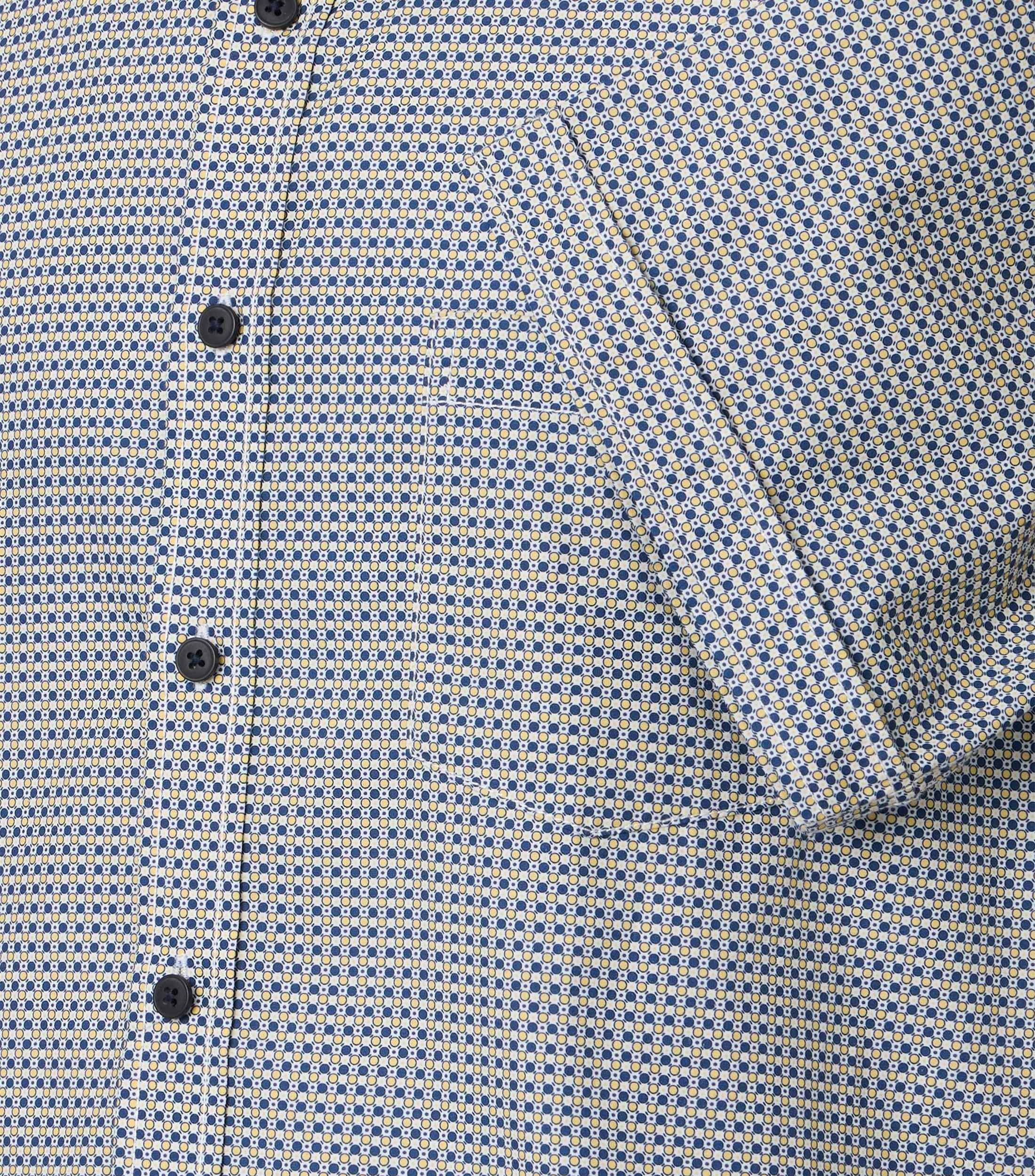 Ein Freizeithemd im Print Muster in der Farbe Gelb