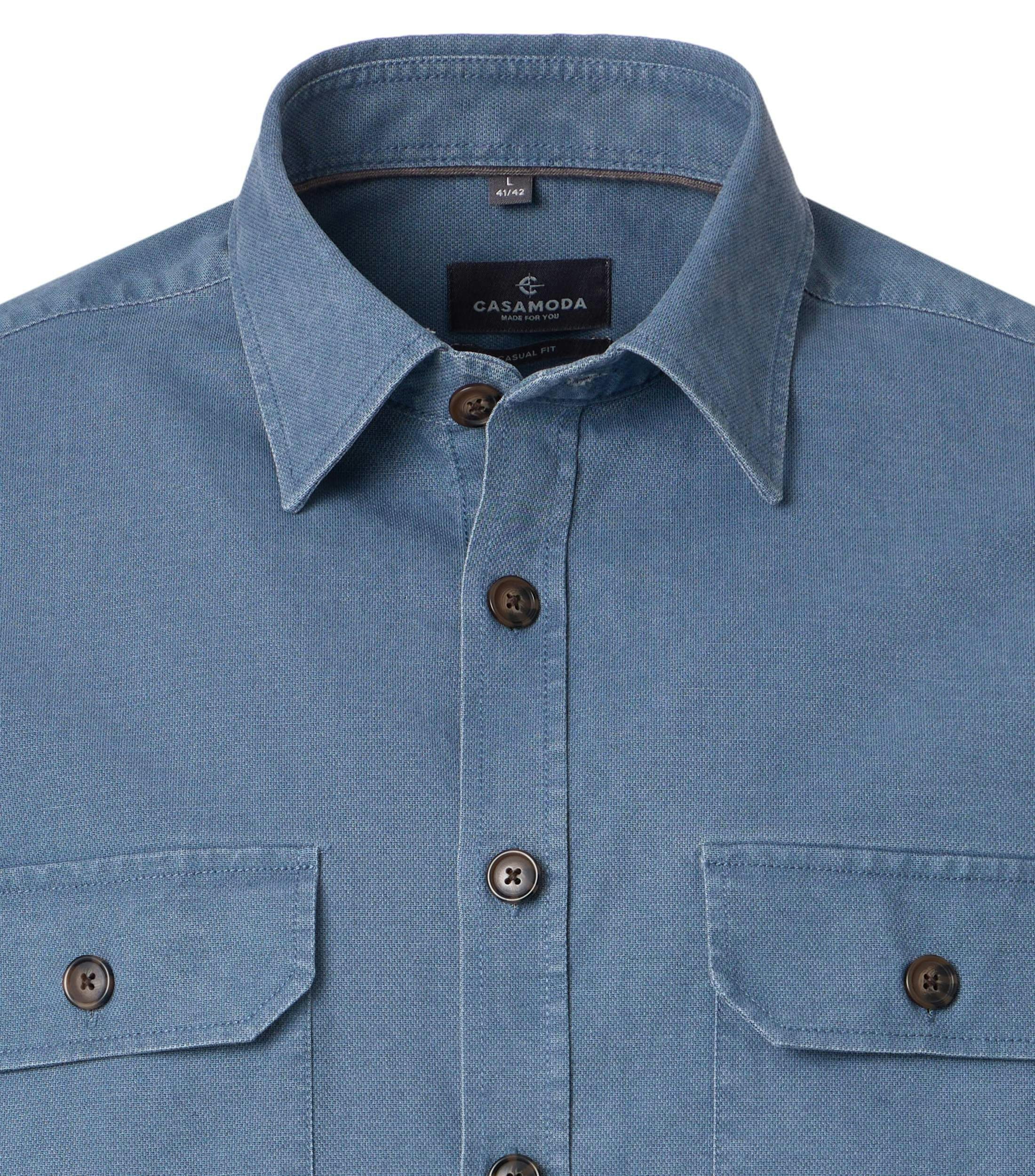 Ein Freizeithemd im uni Muster in der Farbe Blau