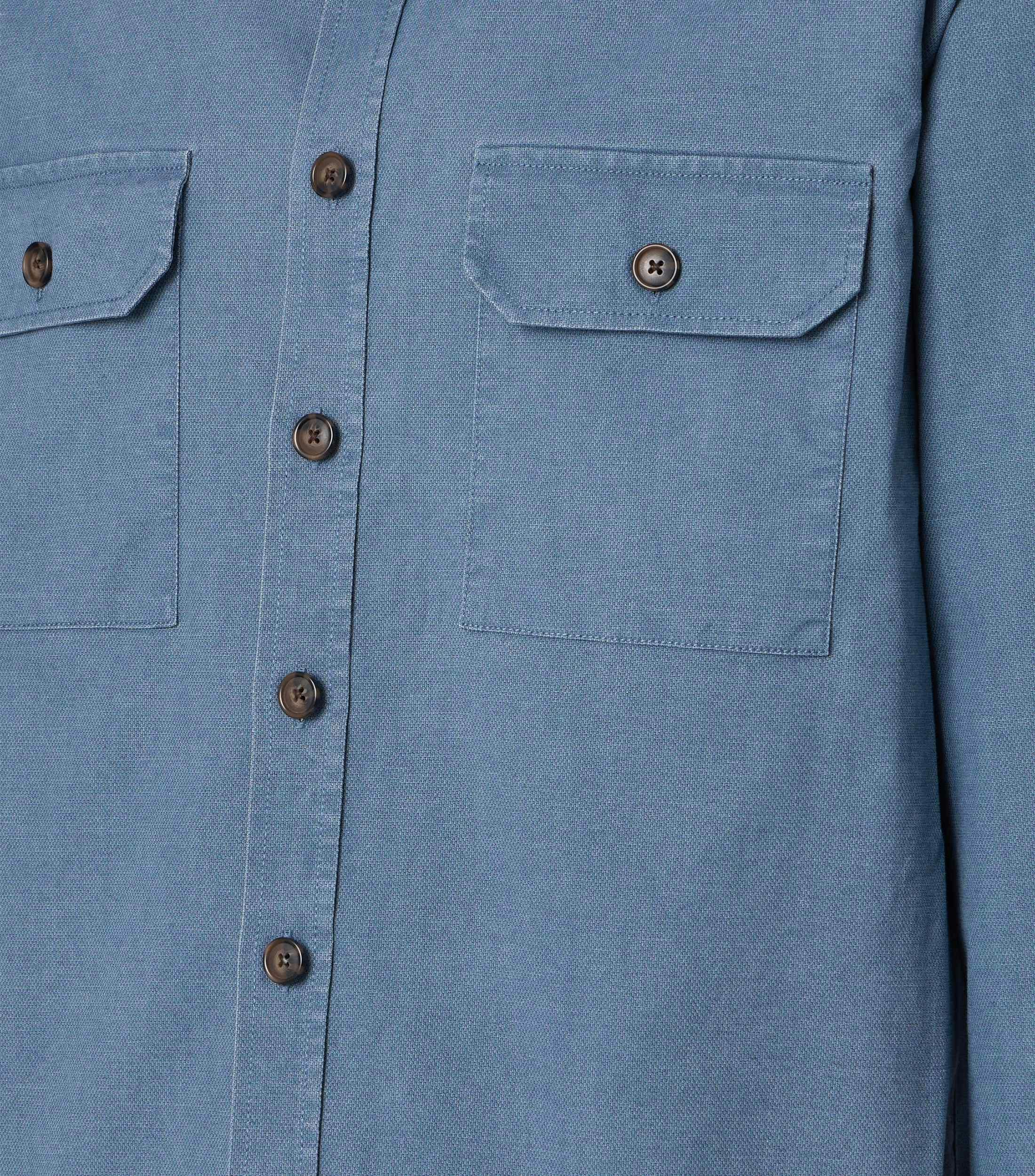 Ein Freizeithemd im uni Muster in der Farbe Blau