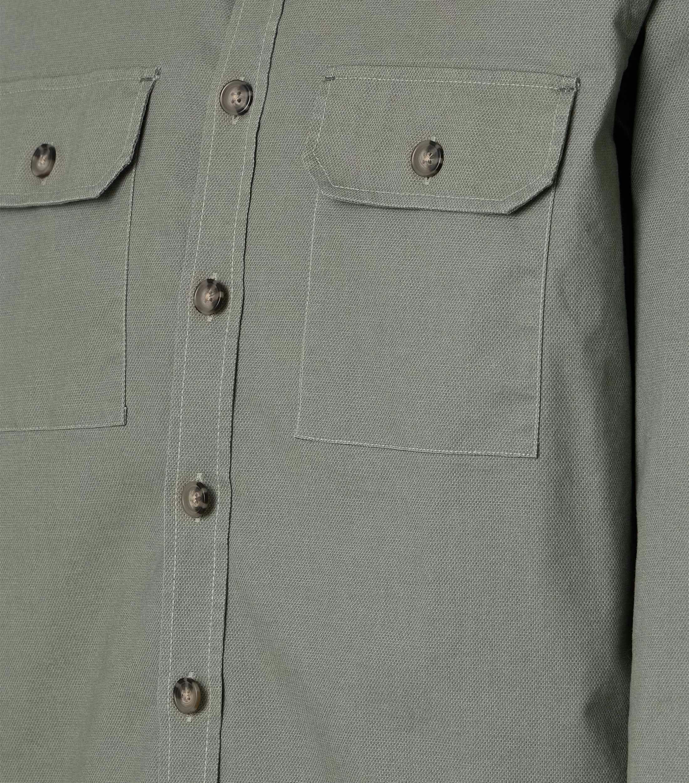 Ein Freizeithemd im uni Muster in der Farbe Grün