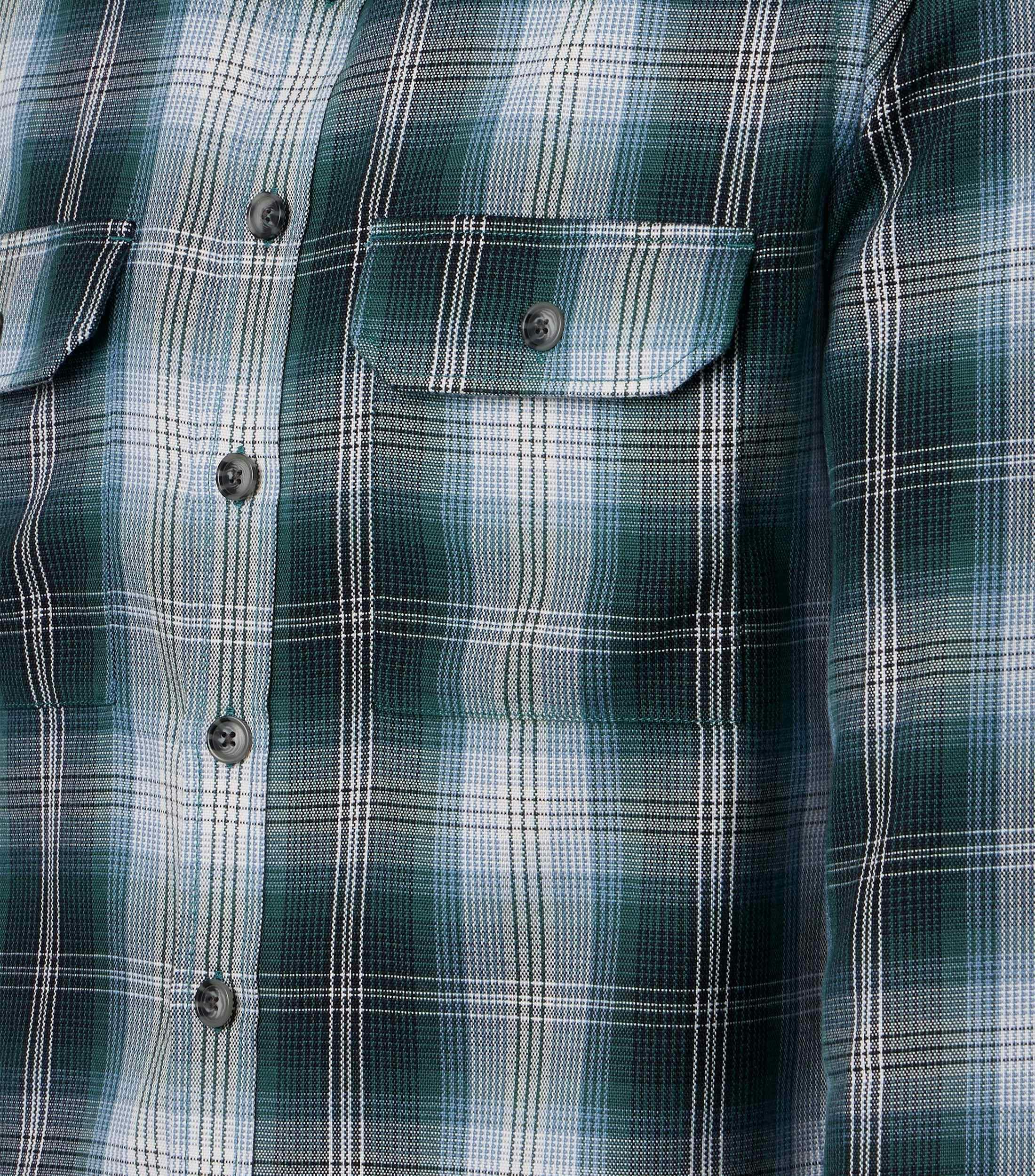 Ein Freizeithemd im uni Muster in der Farbe Grün