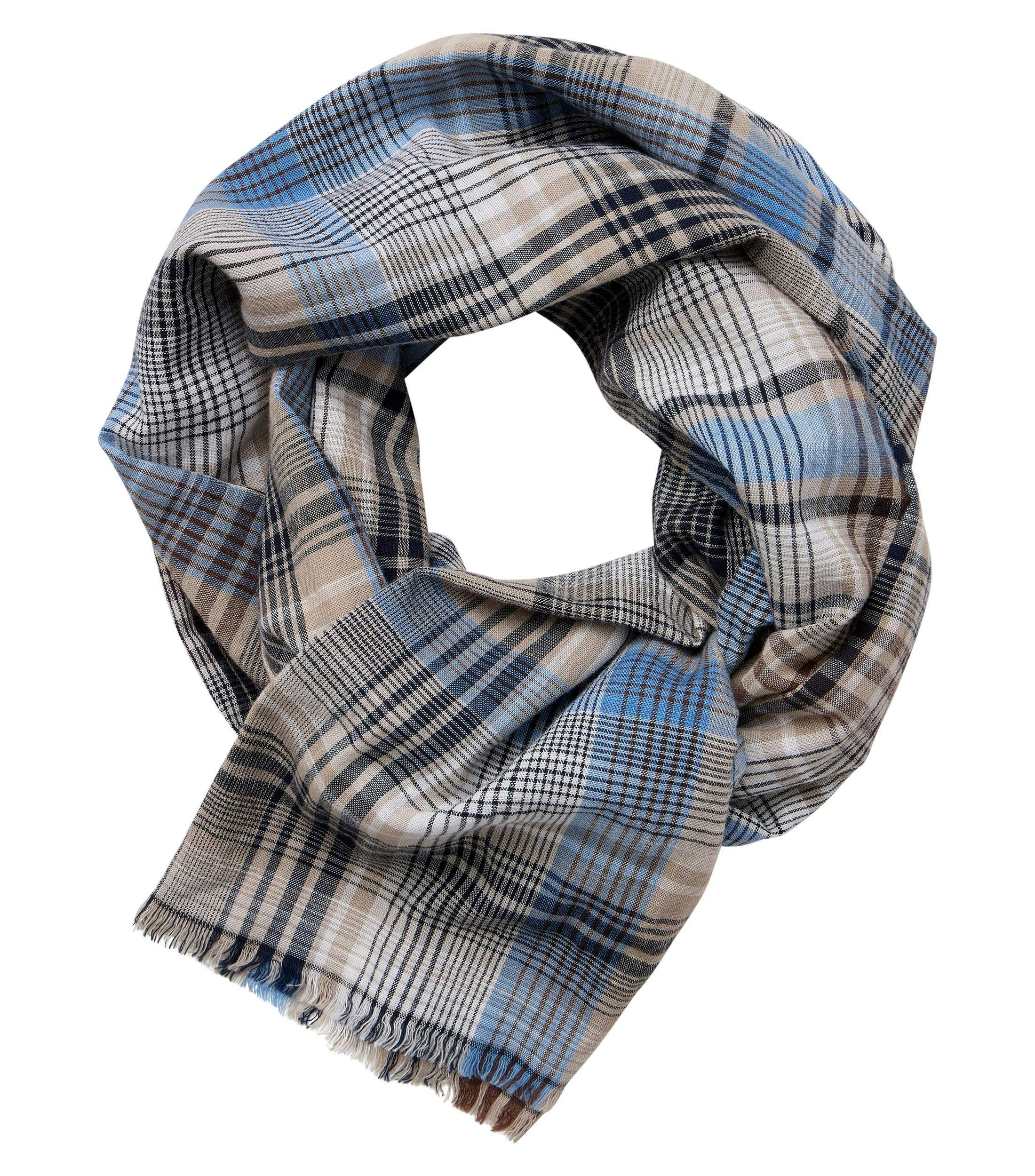 Ein Schal im uni Muster in der Farbe Beige