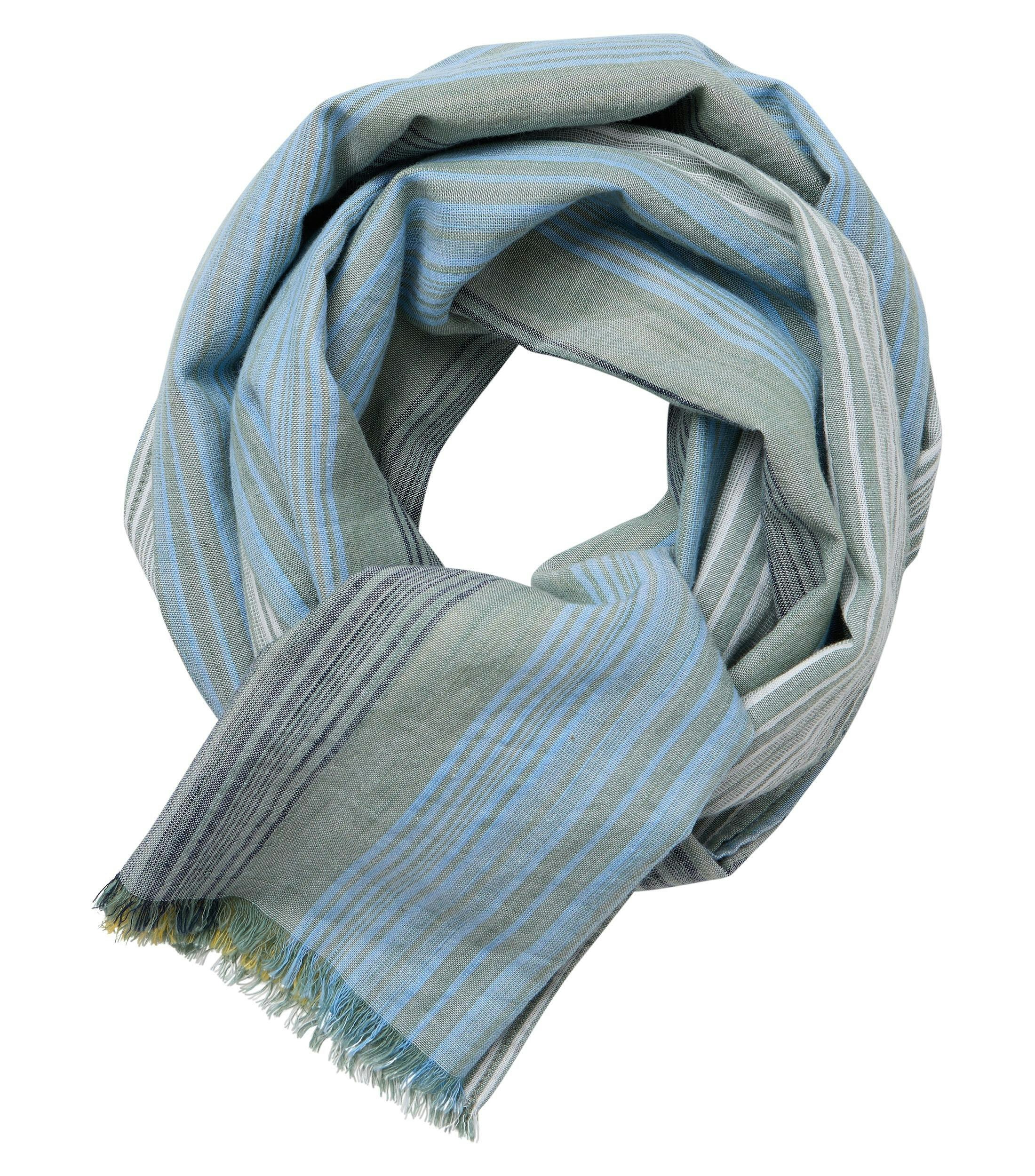 Ein Schal im uni Muster in der Farbe Grün