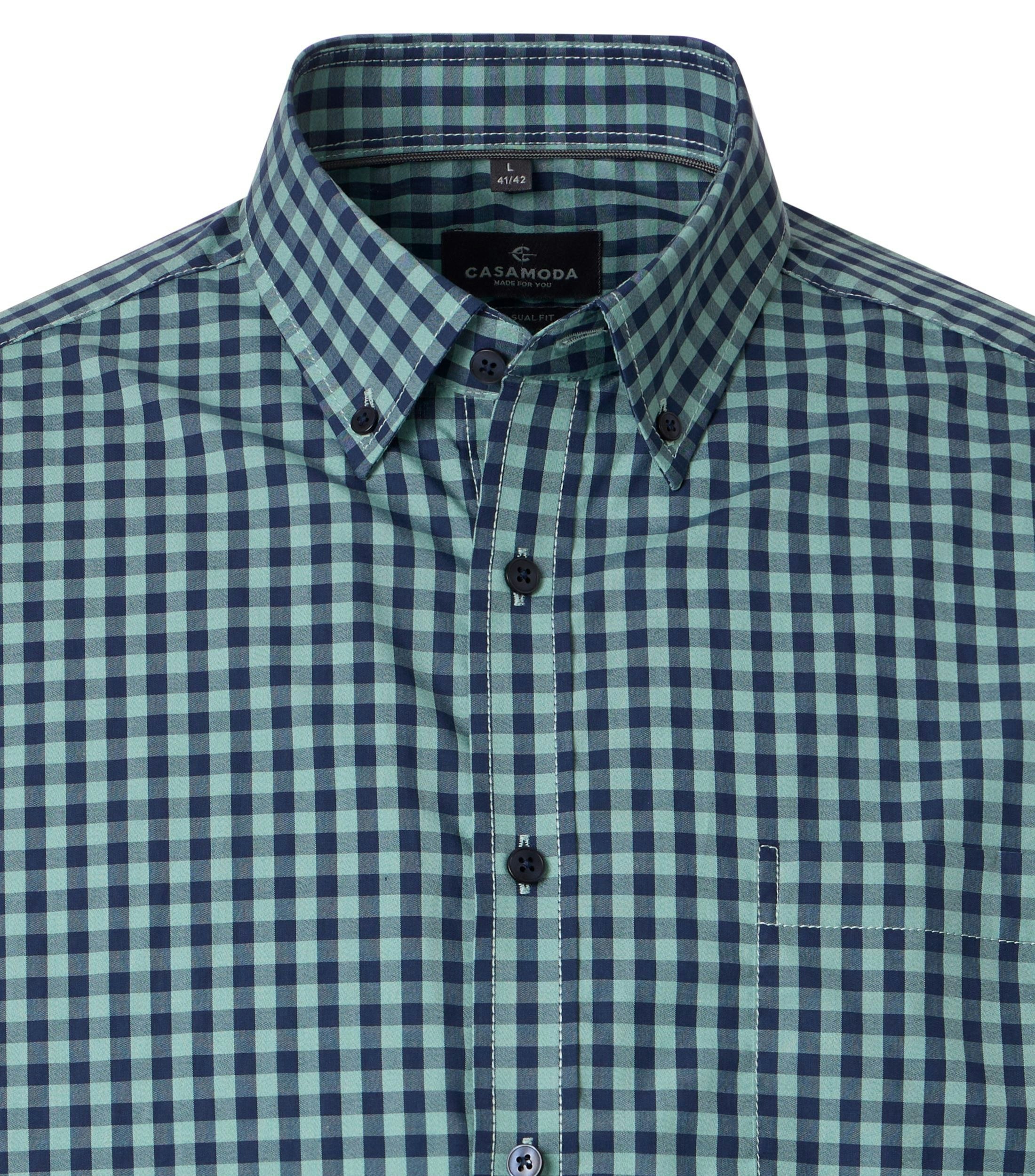 Ein Freizeithemd im kariert Muster in der Farbe Grün