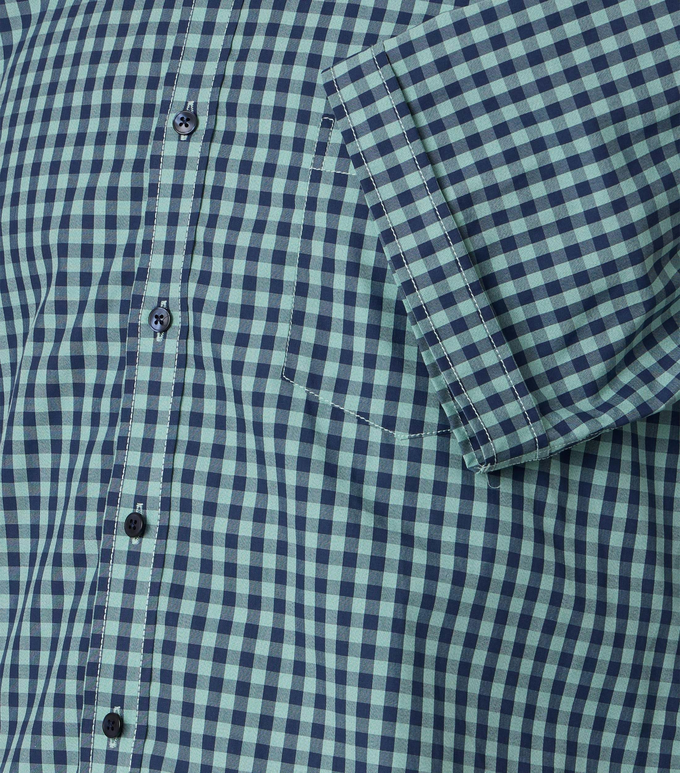 Ein Freizeithemd im kariert Muster in der Farbe Grün