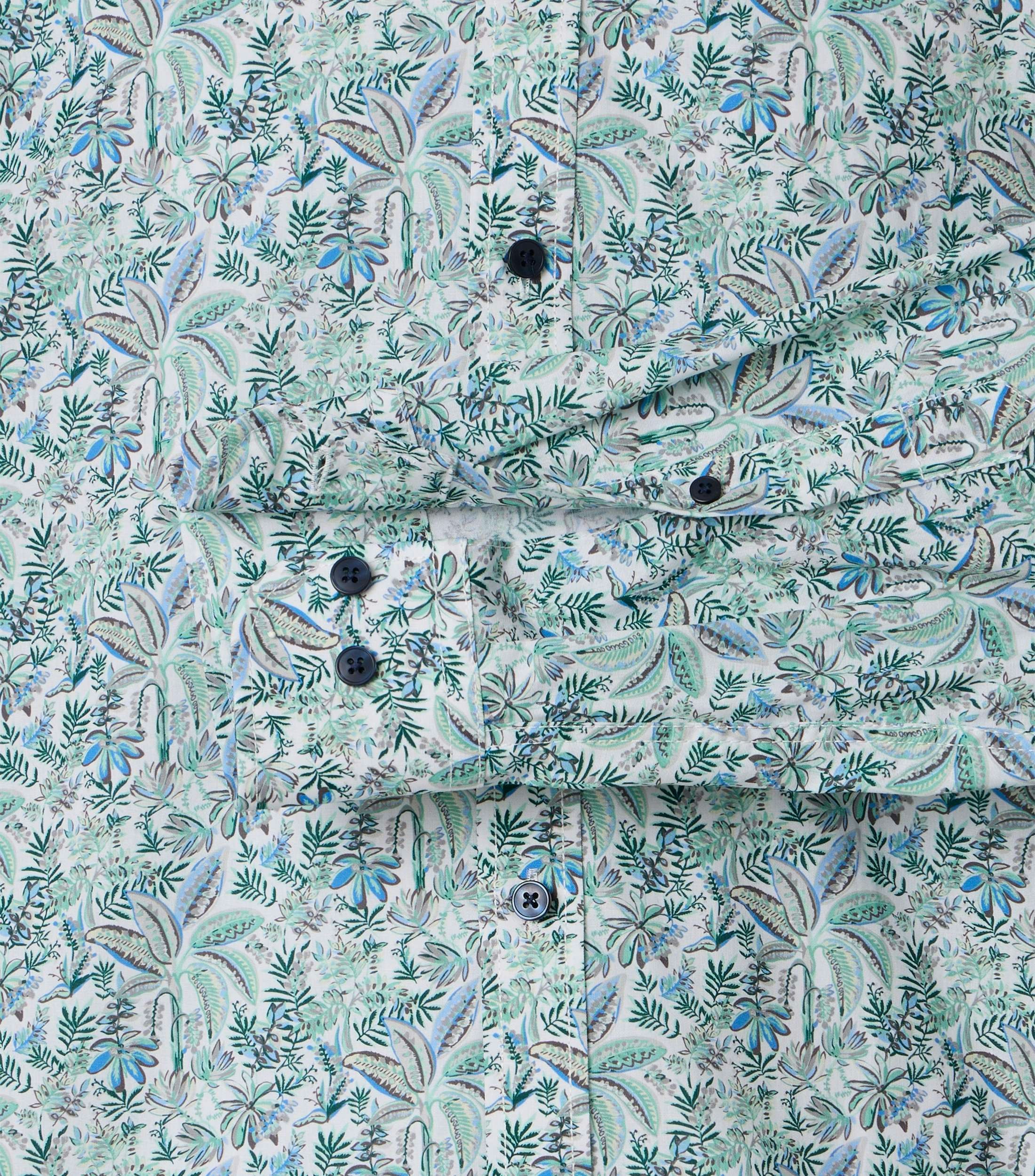 Ein Freizeithemd im Print Muster in der Farbe Grün