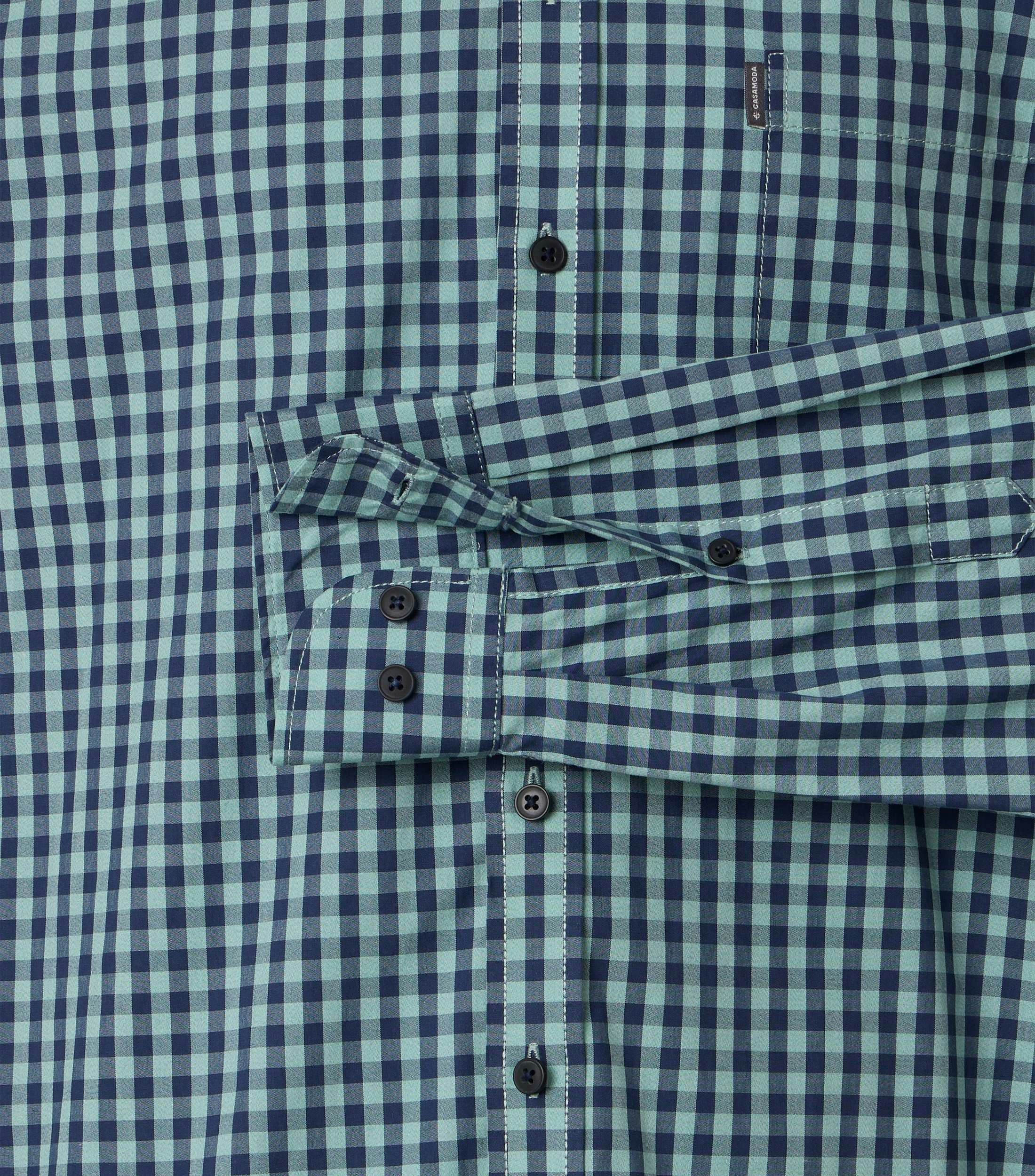 Ein Freizeithemd im kariert Muster in der Farbe Grün