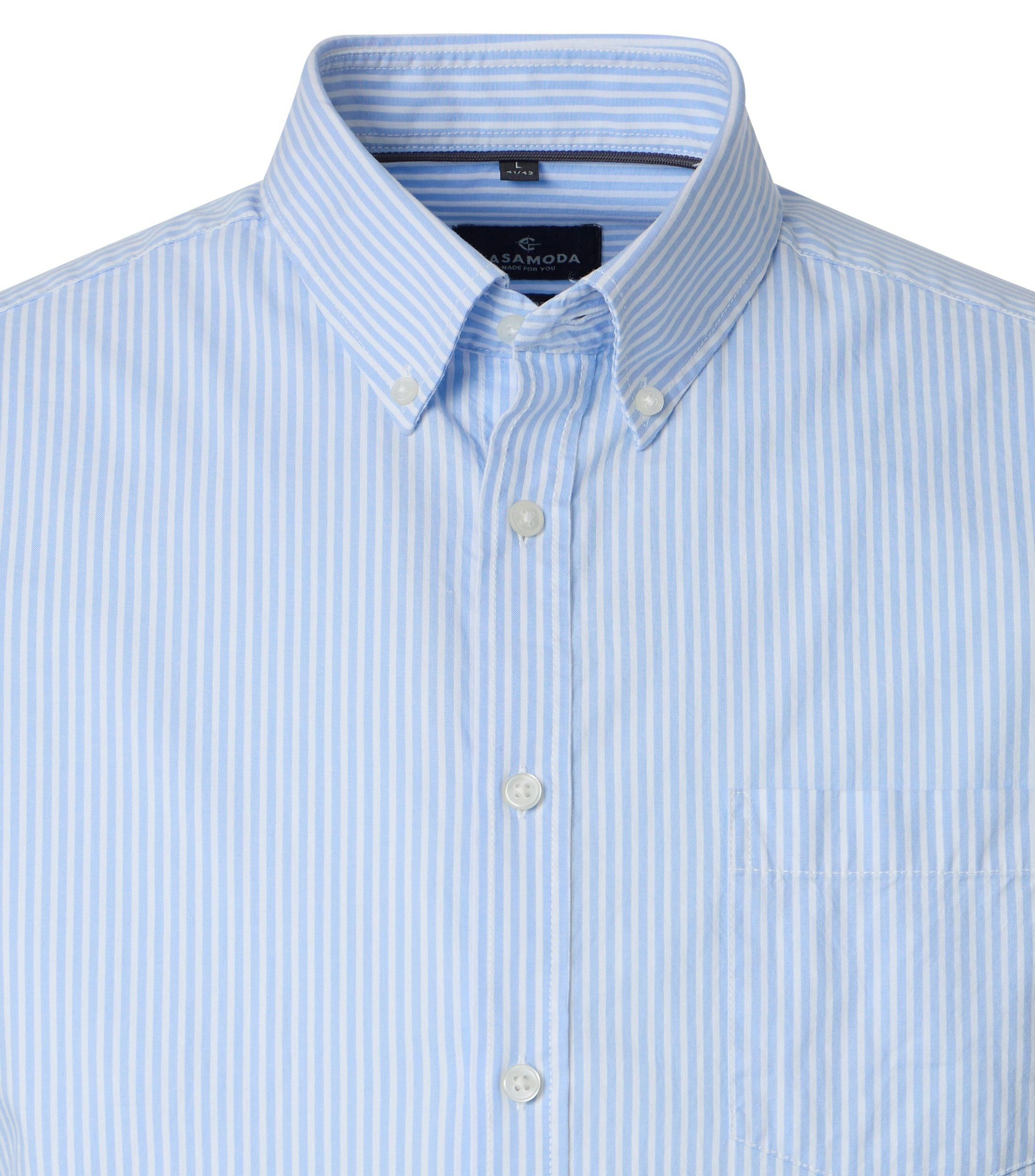 Ein Freizeithemd im gestreift Muster in der Farbe Hellblau