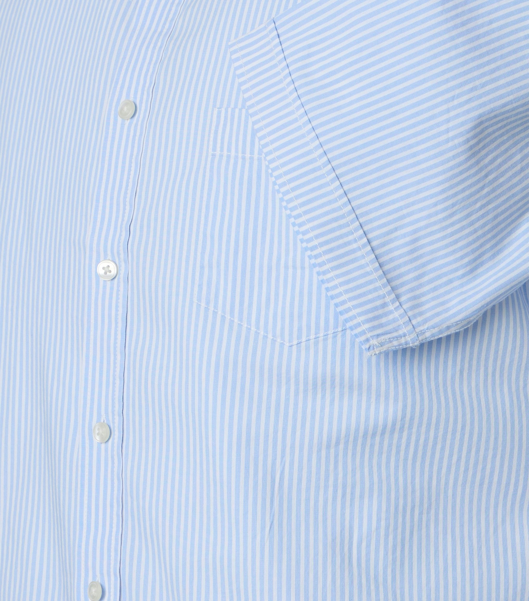 Ein Freizeithemd im gestreift Muster in der Farbe Hellblau