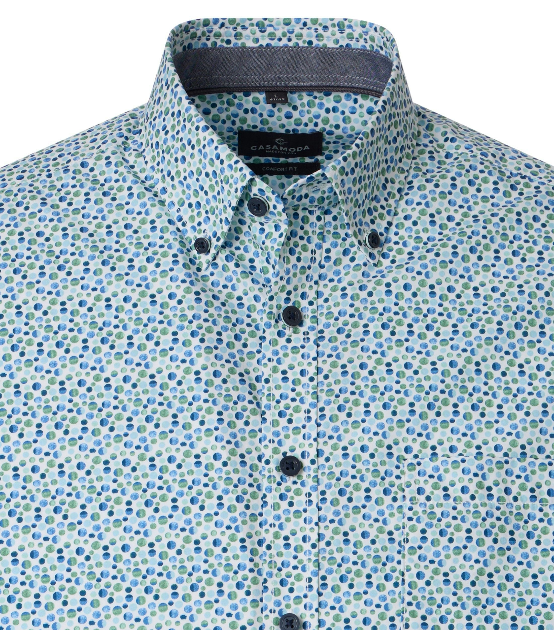 Ein Freizeithemd im Print Muster in der Farbe Grün