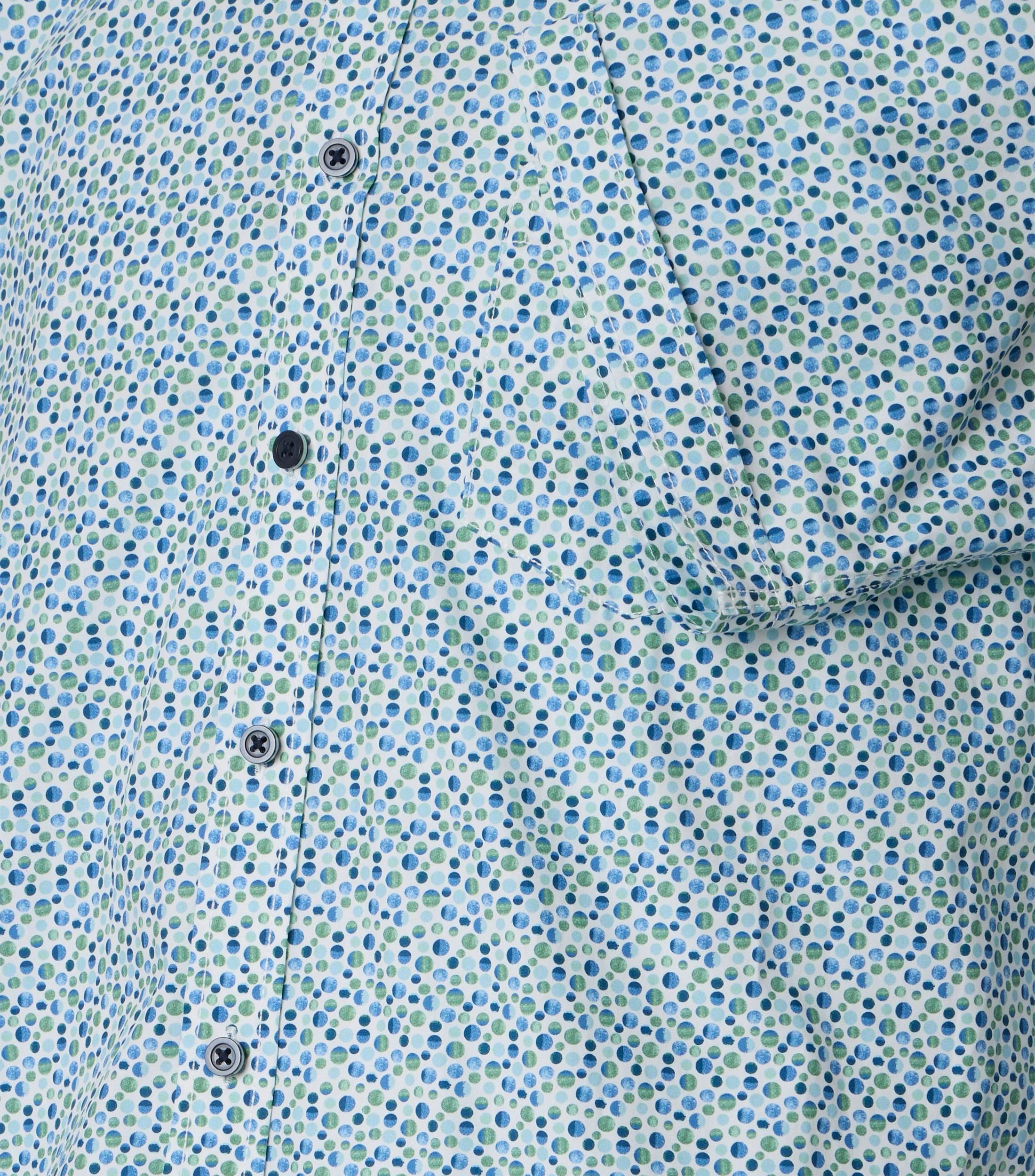 Ein Freizeithemd im Print Muster in der Farbe Grün