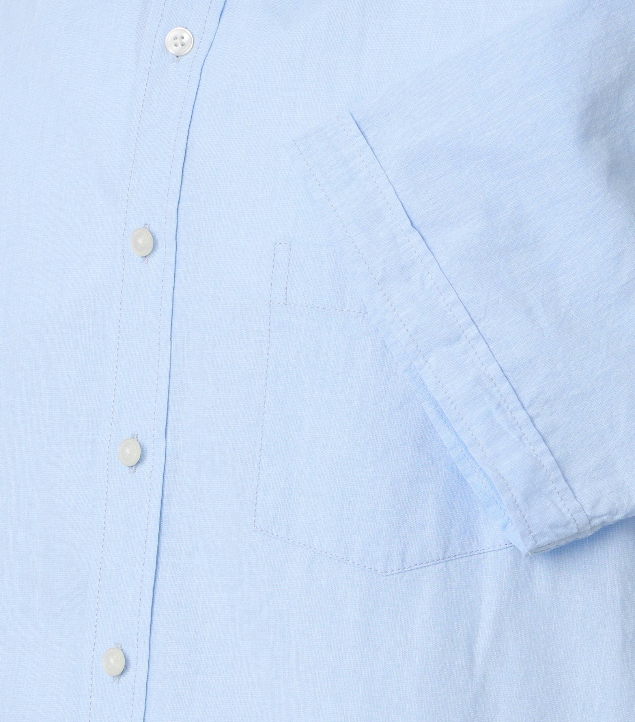 Ein Freizeithemd im uni Muster in der Farbe Hellblau