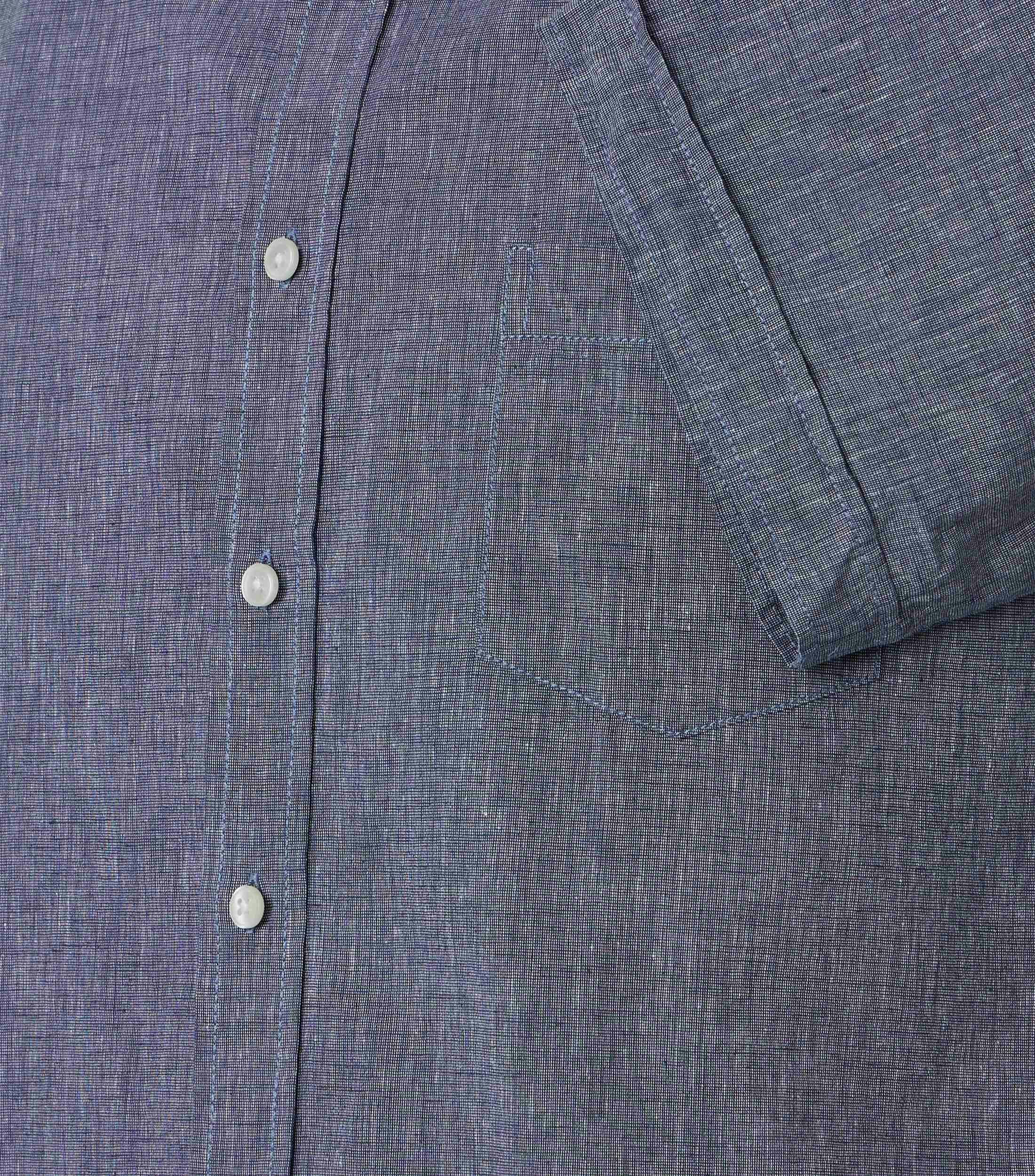 Ein Freizeithemd im uni Muster in der Farbe Blau