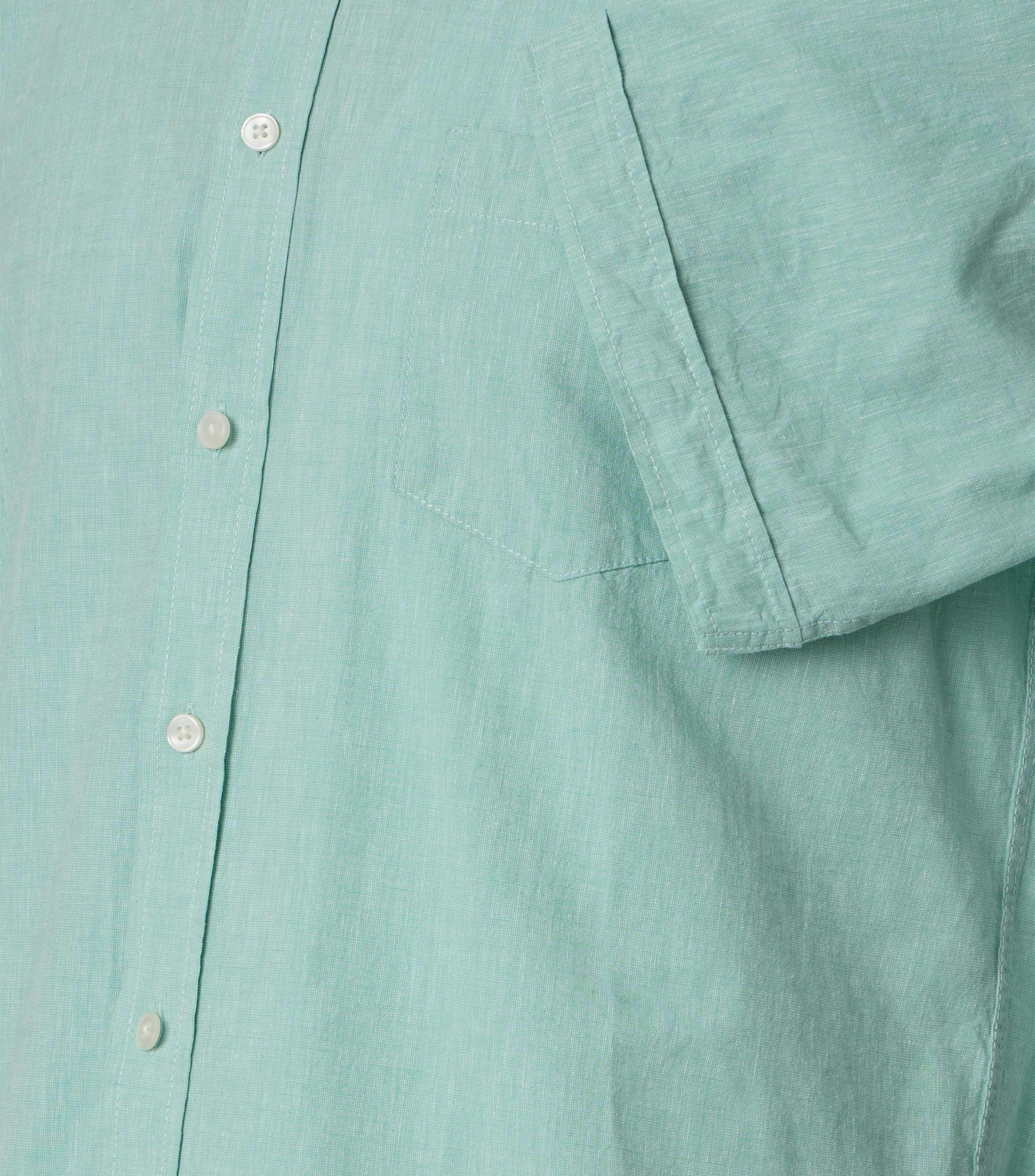 Ein Freizeithemd im uni Muster in der Farbe Grün