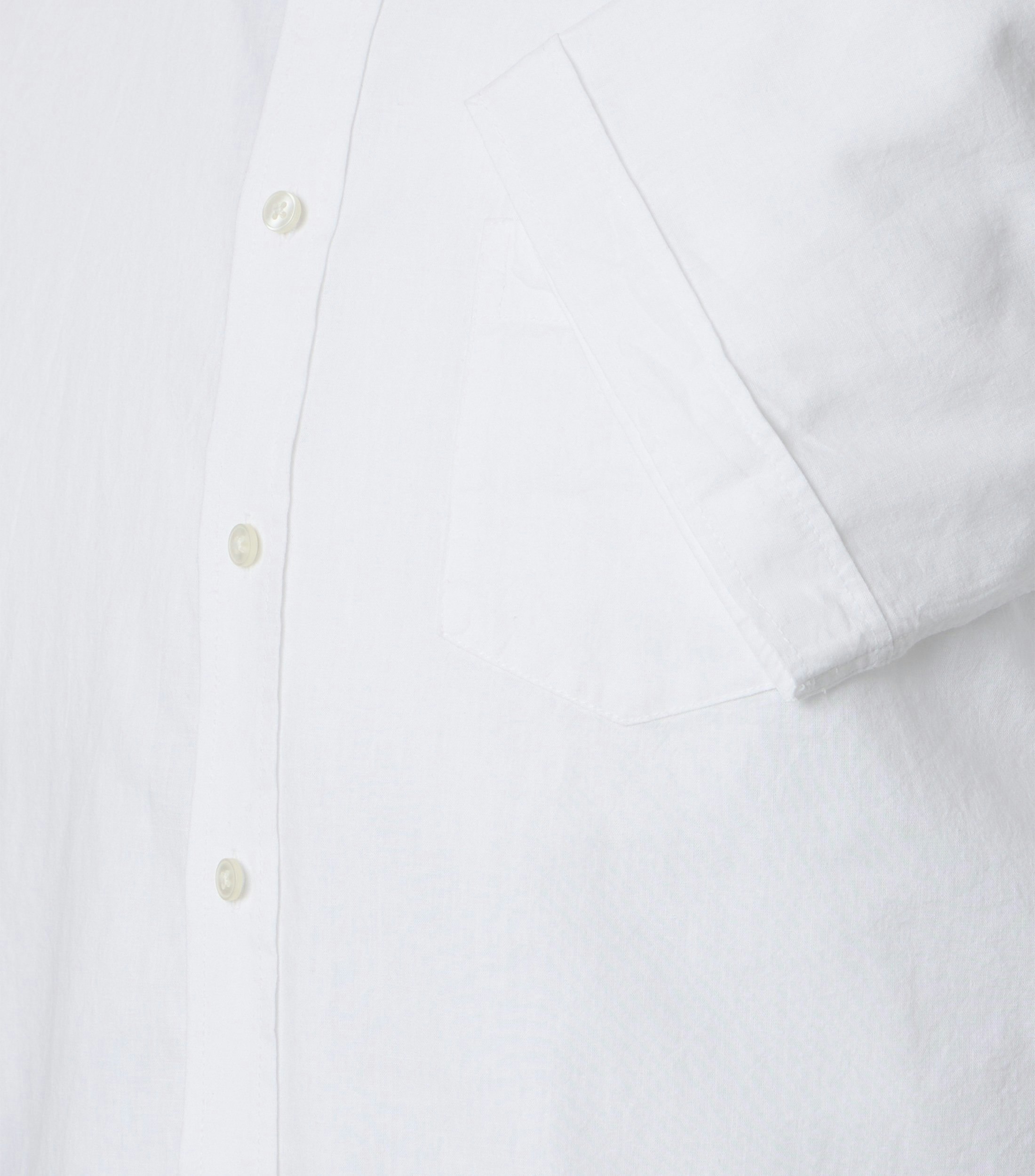 Ein Freizeithemd im uni Muster in der Farbe Weiß